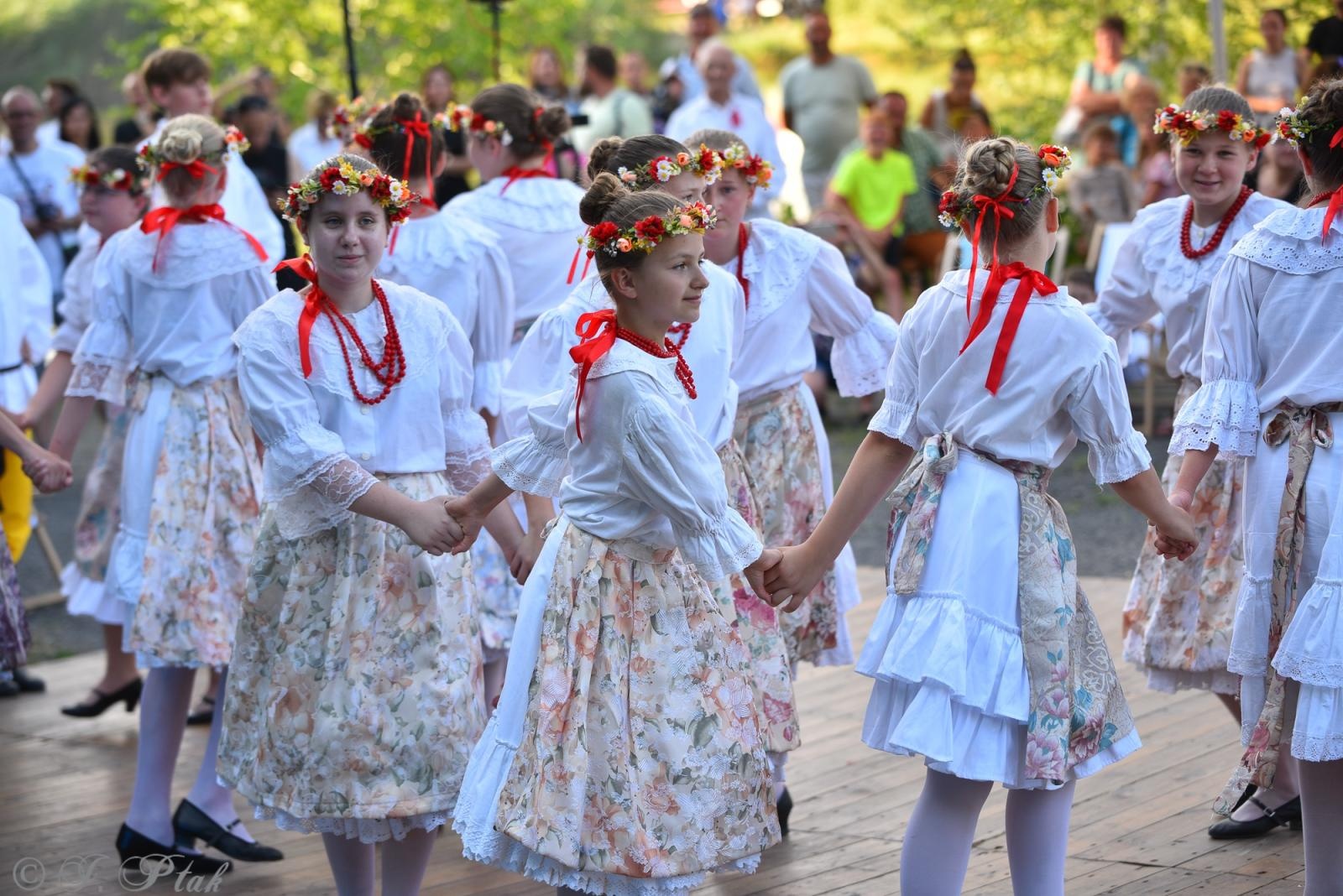 Zdjęcie w galerii na portalu naszraciborz.pl: Magiczna noc świętojańska nad Babiczokiem – debiut Babic, Nędzy i Łężczoka w Festiwalu Górnej Odry wiadomości z regionu