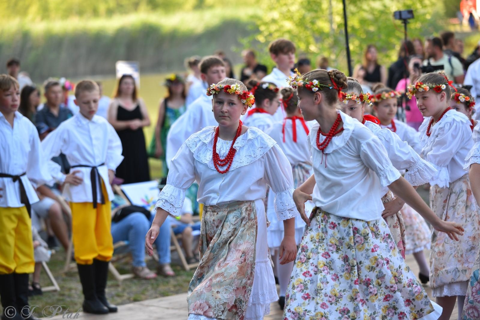 Zdjęcie w galerii na portalu naszraciborz.pl: Magiczna noc świętojańska nad Babiczokiem – debiut Babic, Nędzy i Łężczoka w Festiwalu Górnej Odry wiadomości z regionu