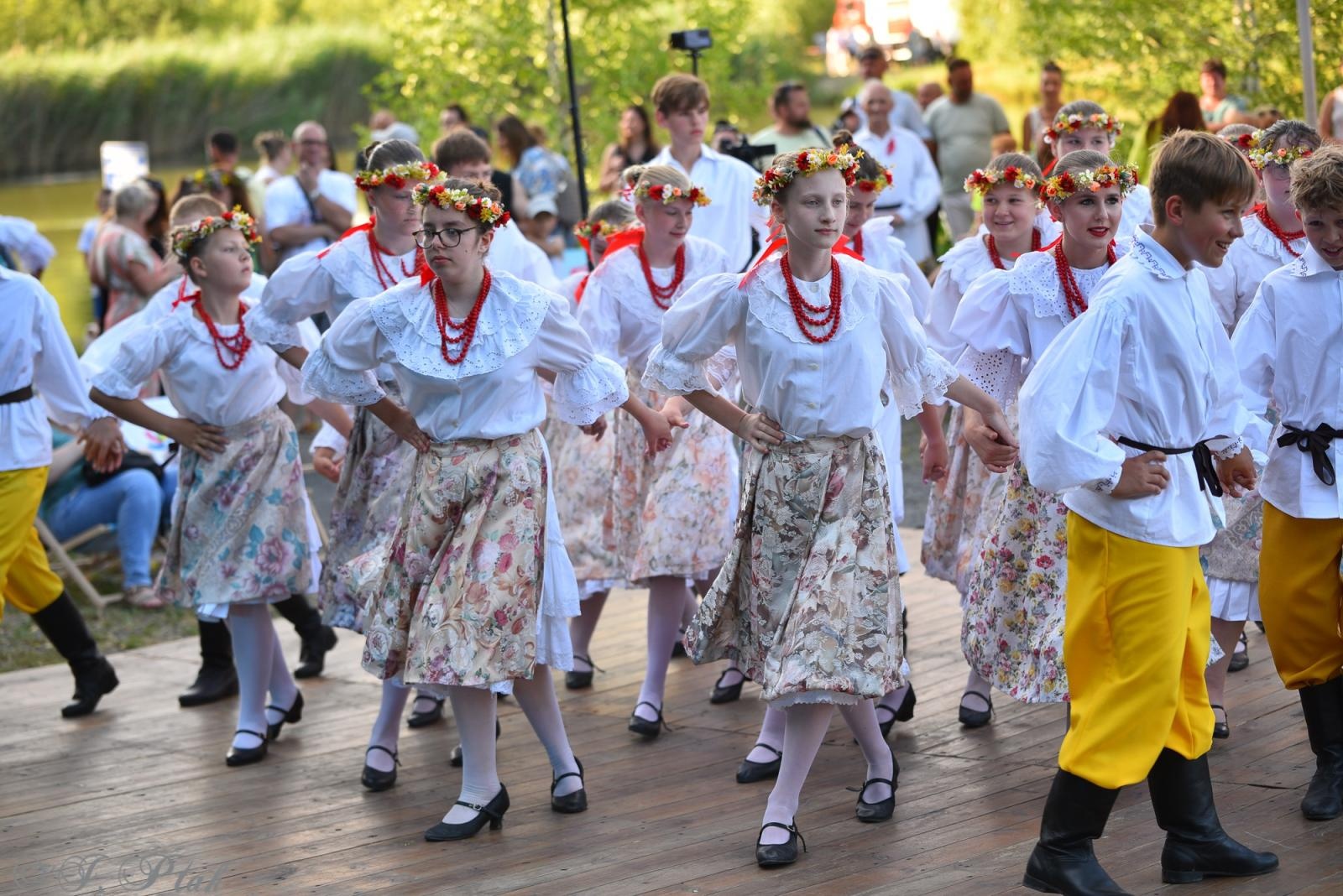 Zdjęcie w galerii na portalu naszraciborz.pl: Magiczna noc świętojańska nad Babiczokiem – debiut Babic, Nędzy i Łężczoka w Festiwalu Górnej Odry wiadomości z regionu