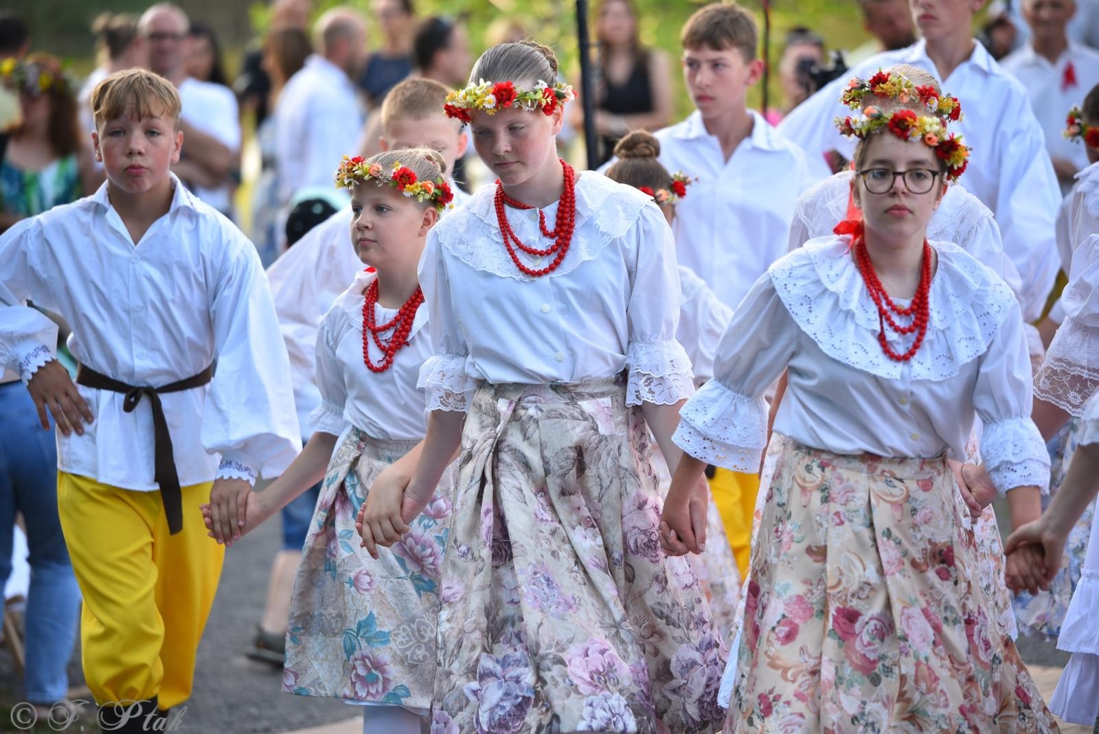 Zdjęcie w galerii na portalu naszraciborz.pl: Magiczna noc świętojańska nad Babiczokiem – debiut Babic, Nędzy i Łężczoka w Festiwalu Górnej Odry wiadomości z regionu