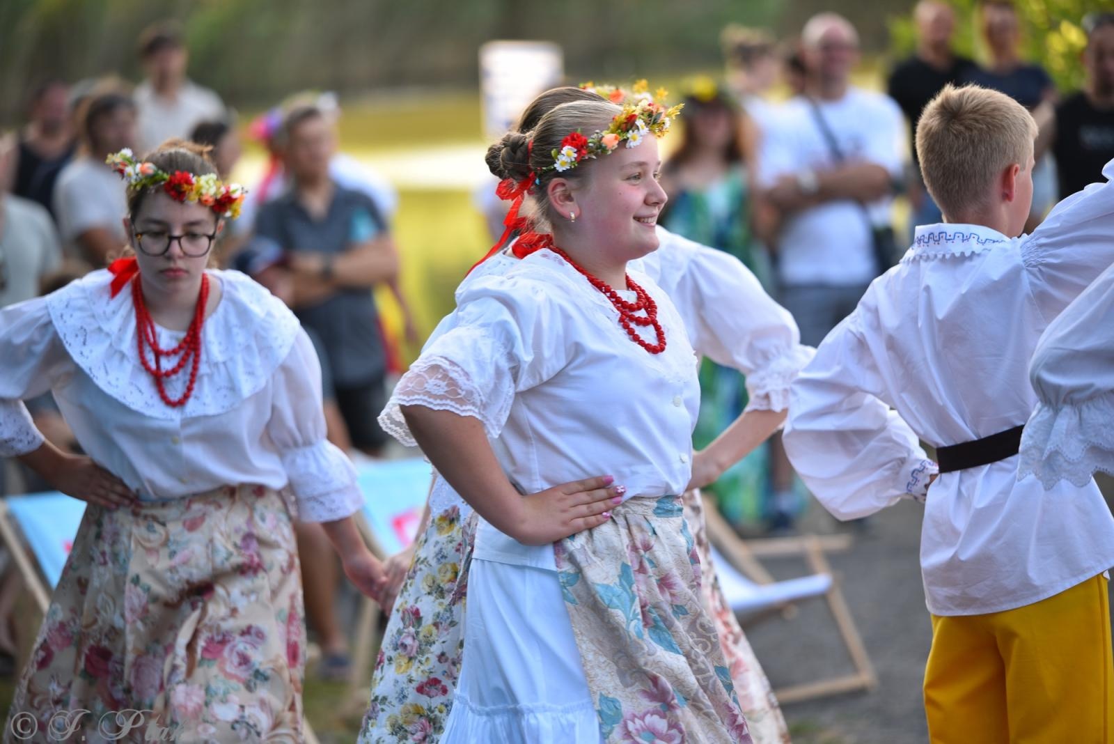 Zdjęcie w galerii na portalu naszraciborz.pl: Magiczna noc świętojańska nad Babiczokiem – debiut Babic, Nędzy i Łężczoka w Festiwalu Górnej Odry wiadomości z regionu