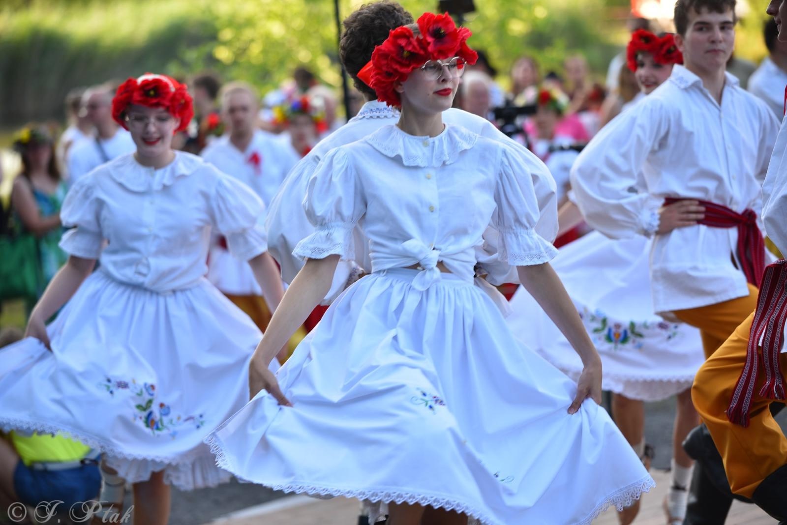 Zdjęcie w galerii na portalu naszraciborz.pl: Magiczna noc świętojańska nad Babiczokiem – debiut Babic, Nędzy i Łężczoka w Festiwalu Górnej Odry wiadomości z regionu