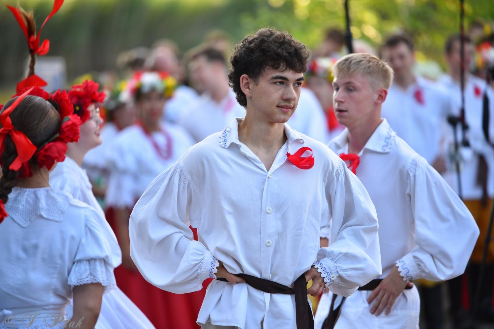 Zdjęcie w galerii na portalu naszraciborz.pl: Magiczna noc świętojańska nad Babiczokiem – debiut Babic, Nędzy i Łężczoka w Festiwalu Górnej Odry wiadomości z regionu