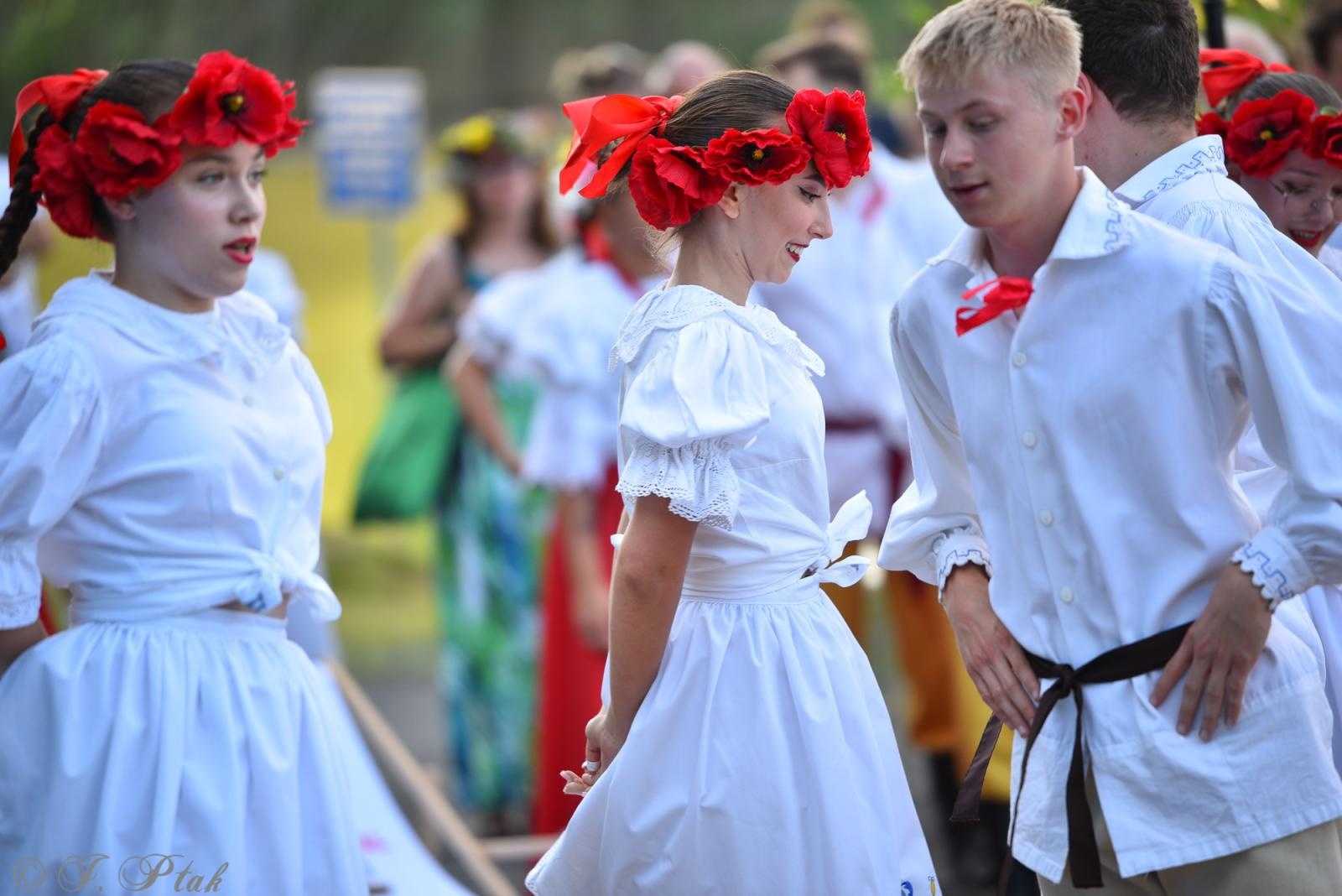 Zdjęcie w galerii na portalu naszraciborz.pl: Magiczna noc świętojańska nad Babiczokiem – debiut Babic, Nędzy i Łężczoka w Festiwalu Górnej Odry wiadomości z regionu