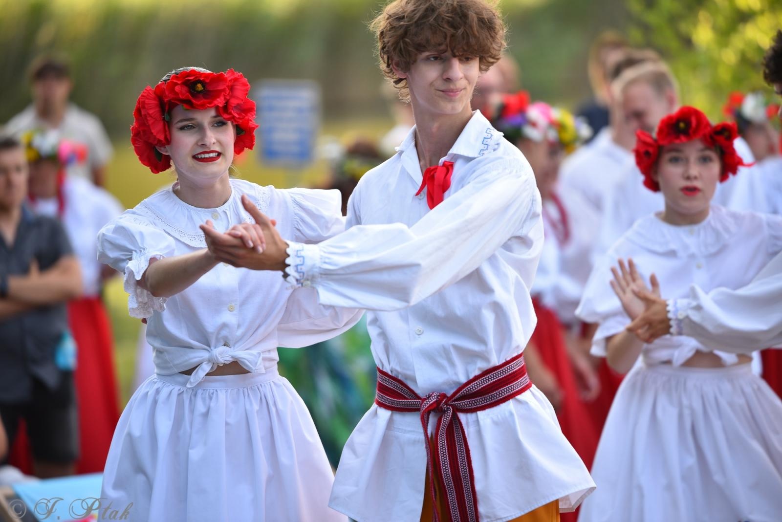 Zdjęcie w galerii na portalu naszraciborz.pl: Magiczna noc świętojańska nad Babiczokiem – debiut Babic, Nędzy i Łężczoka w Festiwalu Górnej Odry wiadomości z regionu