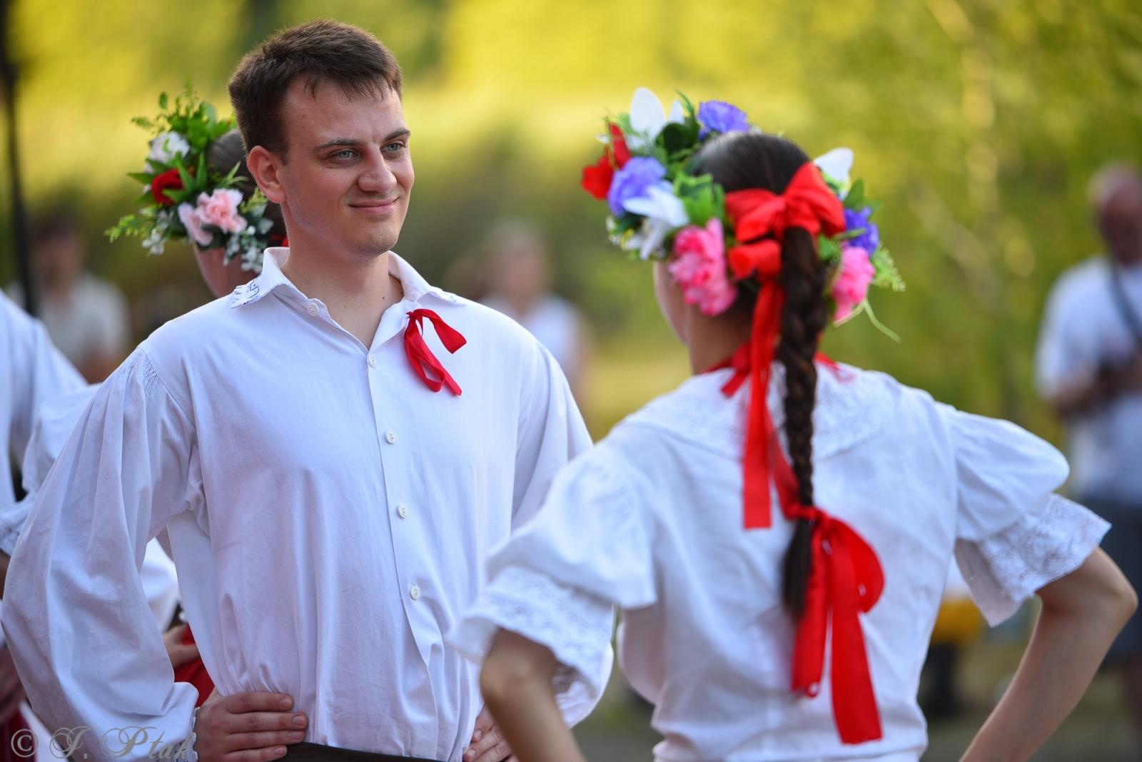Zdjęcie w galerii na portalu naszraciborz.pl: Magiczna noc świętojańska nad Babiczokiem – debiut Babic, Nędzy i Łężczoka w Festiwalu Górnej Odry wiadomości z regionu