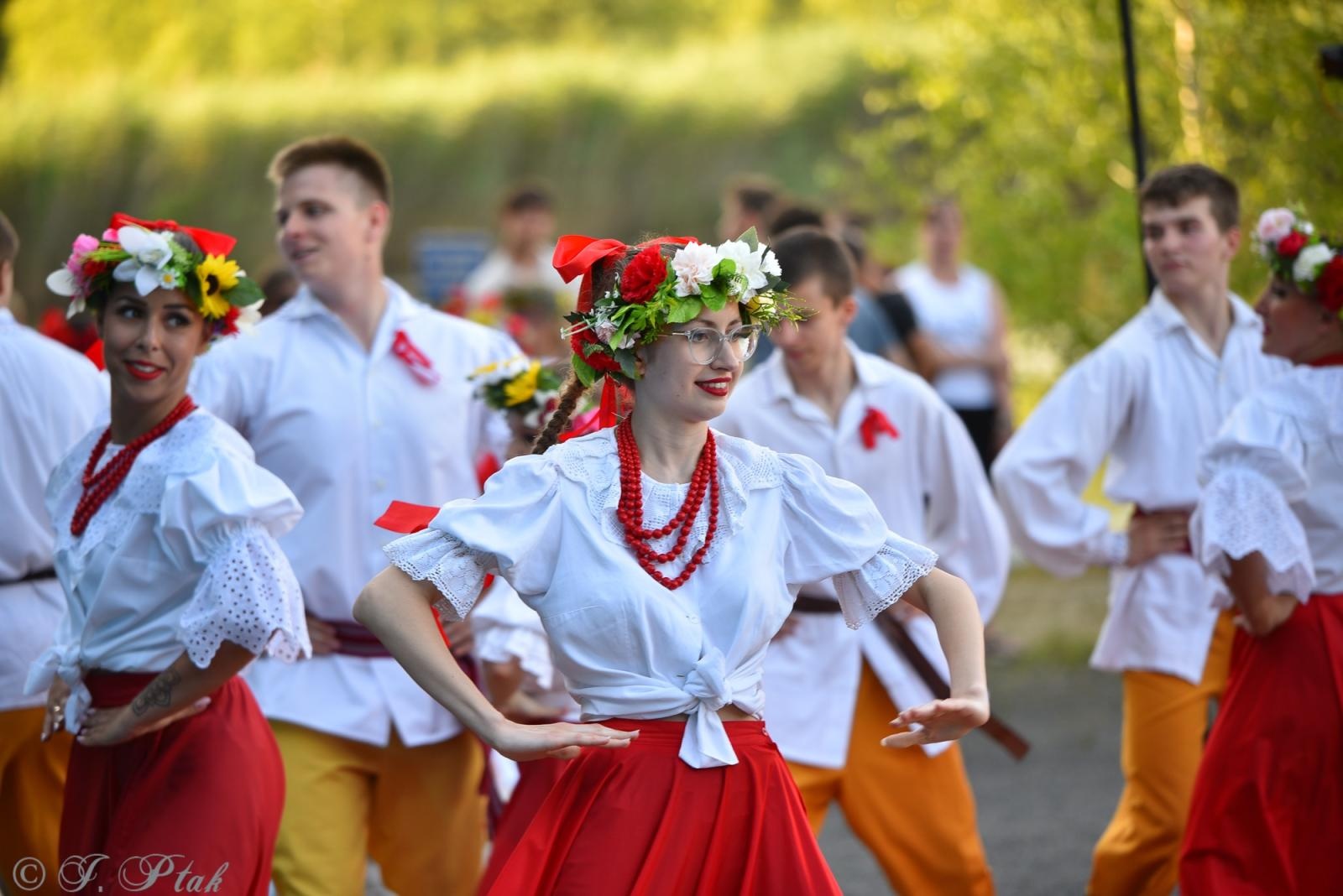 Zdjęcie w galerii na portalu naszraciborz.pl: Magiczna noc świętojańska nad Babiczokiem – debiut Babic, Nędzy i Łężczoka w Festiwalu Górnej Odry wiadomości z regionu
