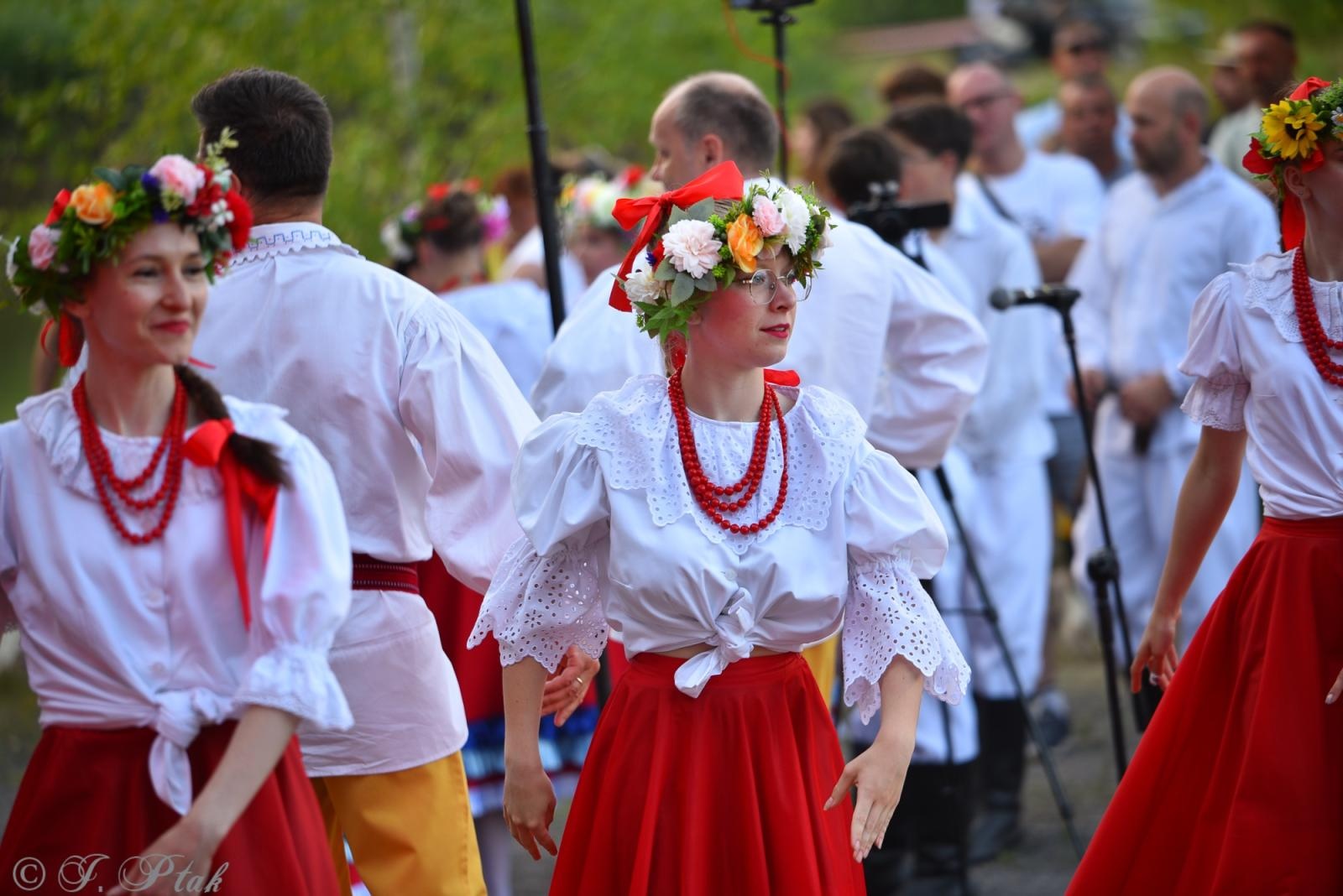 Zdjęcie w galerii na portalu naszraciborz.pl: Magiczna noc świętojańska nad Babiczokiem – debiut Babic, Nędzy i Łężczoka w Festiwalu Górnej Odry wiadomości z regionu