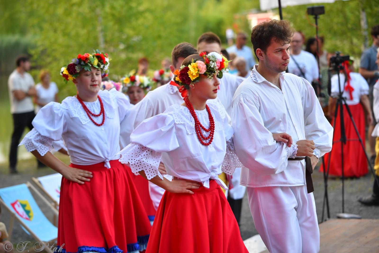 Zdjęcie w galerii na portalu naszraciborz.pl: Magiczna noc świętojańska nad Babiczokiem – debiut Babic, Nędzy i Łężczoka w Festiwalu Górnej Odry wiadomości z regionu
