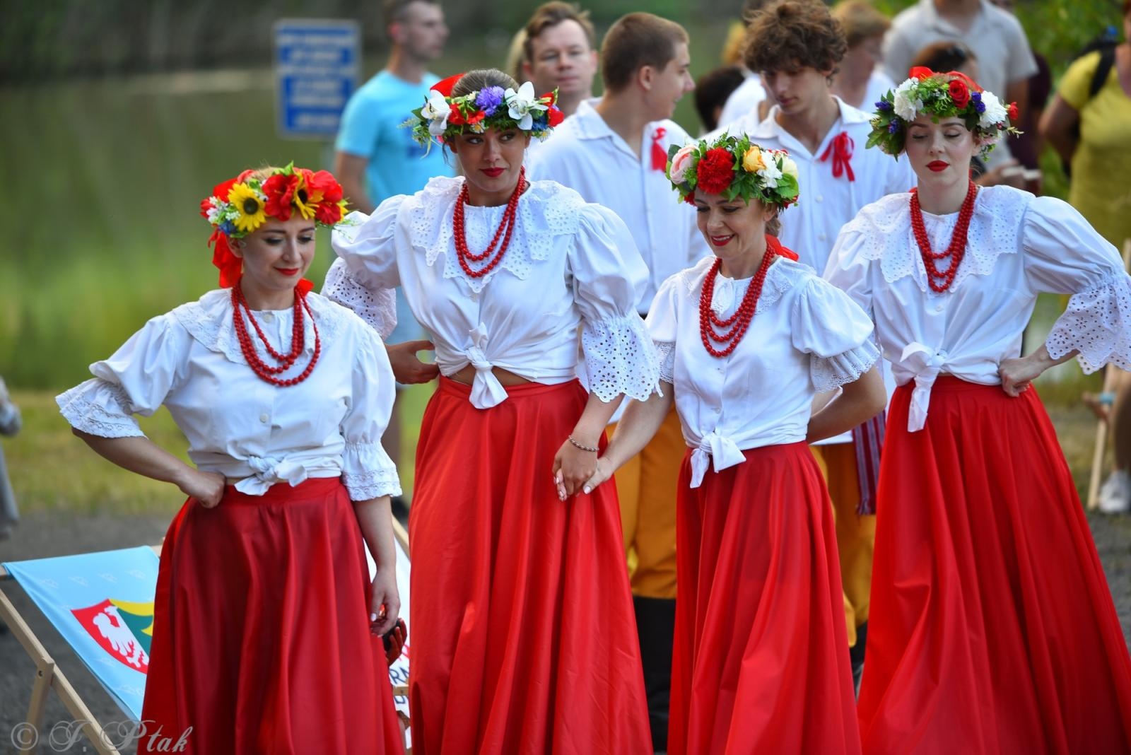 Zdjęcie w galerii na portalu naszraciborz.pl: Magiczna noc świętojańska nad Babiczokiem – debiut Babic, Nędzy i Łężczoka w Festiwalu Górnej Odry wiadomości z regionu