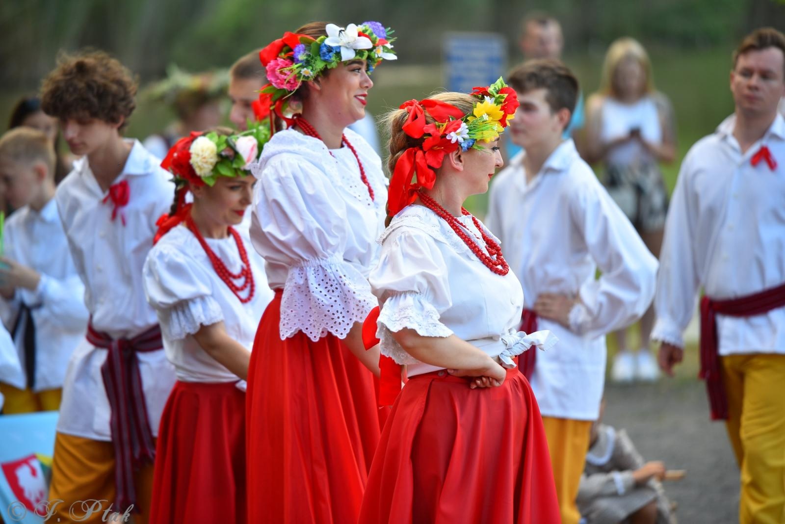 Zdjęcie w galerii na portalu naszraciborz.pl: Magiczna noc świętojańska nad Babiczokiem – debiut Babic, Nędzy i Łężczoka w Festiwalu Górnej Odry wiadomości z regionu