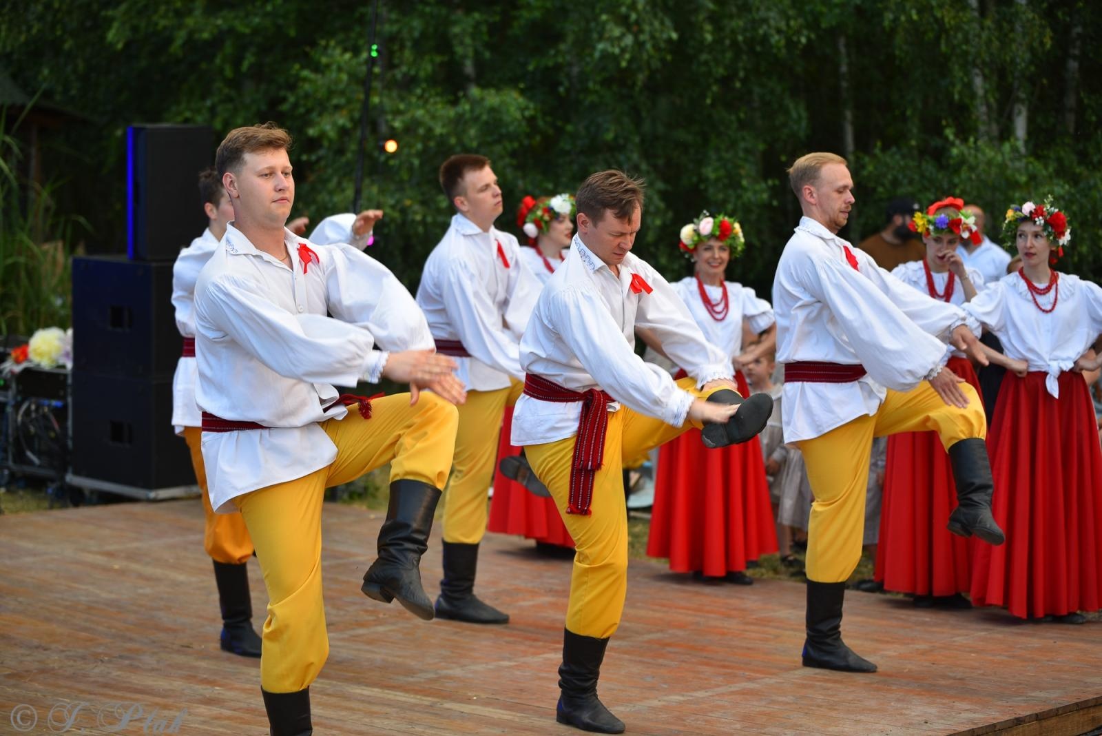 Zdjęcie w galerii na portalu naszraciborz.pl: Magiczna noc świętojańska nad Babiczokiem – debiut Babic, Nędzy i Łężczoka w Festiwalu Górnej Odry wiadomości z regionu