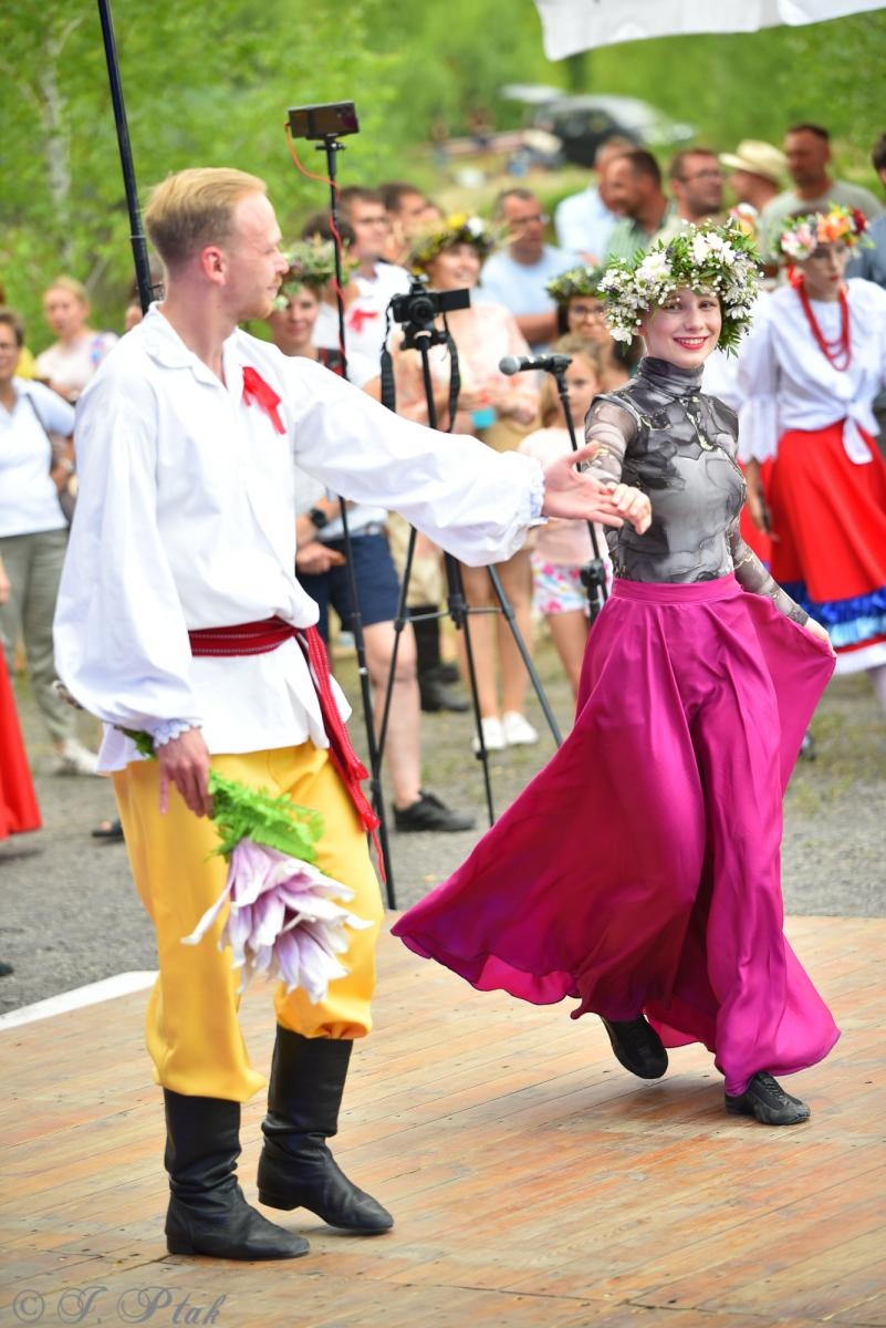 Zdjęcie w galerii na portalu naszraciborz.pl: Magiczna noc świętojańska nad Babiczokiem – debiut Babic, Nędzy i Łężczoka w Festiwalu Górnej Odry wiadomości z regionu