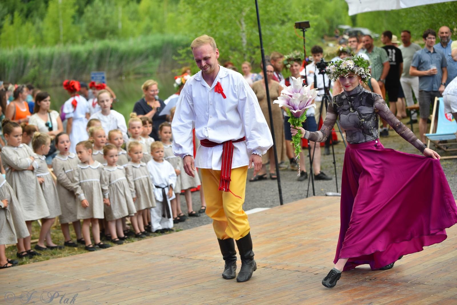 Zdjęcie w galerii na portalu naszraciborz.pl: Magiczna noc świętojańska nad Babiczokiem – debiut Babic, Nędzy i Łężczoka w Festiwalu Górnej Odry wiadomości z regionu
