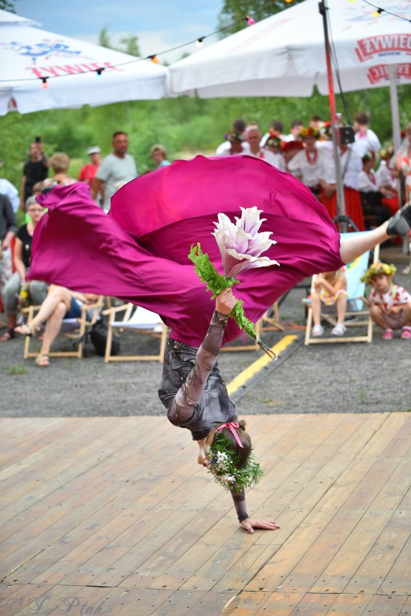 Zdjęcie w galerii na portalu naszraciborz.pl: Magiczna noc świętojańska nad Babiczokiem – debiut Babic, Nędzy i Łężczoka w Festiwalu Górnej Odry wiadomości z regionu