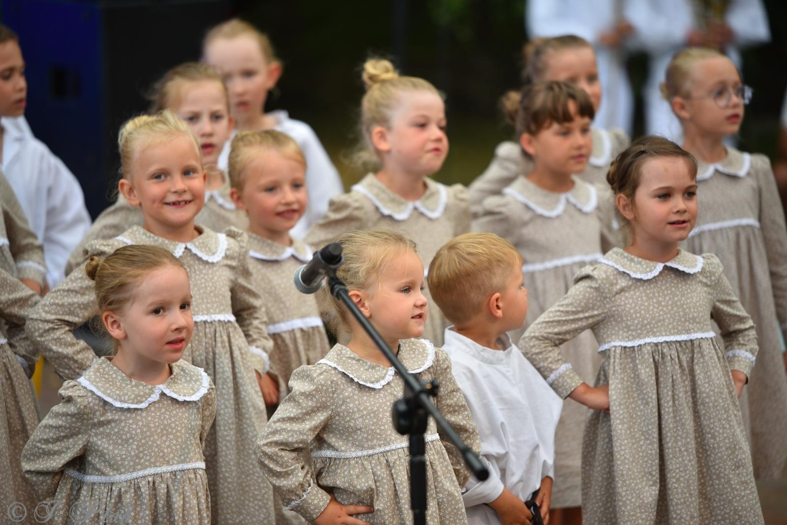 Zdjęcie w galerii na portalu naszraciborz.pl: Magiczna noc świętojańska nad Babiczokiem – debiut Babic, Nędzy i Łężczoka w Festiwalu Górnej Odry wiadomości z regionu