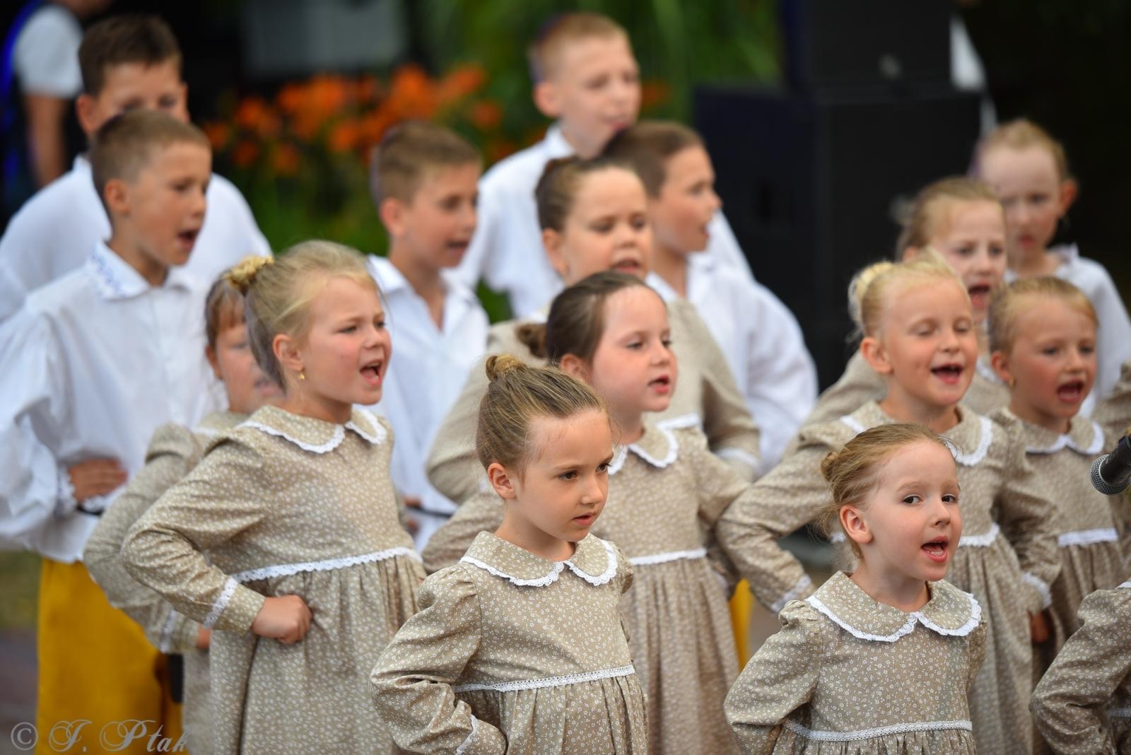 Zdjęcie w galerii na portalu naszraciborz.pl: Magiczna noc świętojańska nad Babiczokiem – debiut Babic, Nędzy i Łężczoka w Festiwalu Górnej Odry wiadomości z regionu