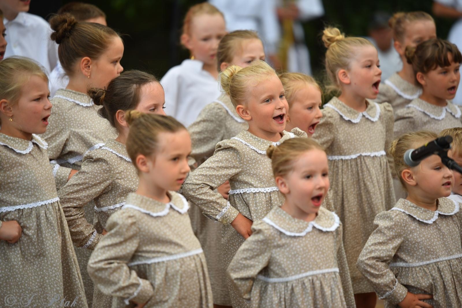 Zdjęcie w galerii na portalu naszraciborz.pl: Magiczna noc świętojańska nad Babiczokiem – debiut Babic, Nędzy i Łężczoka w Festiwalu Górnej Odry wiadomości z regionu
