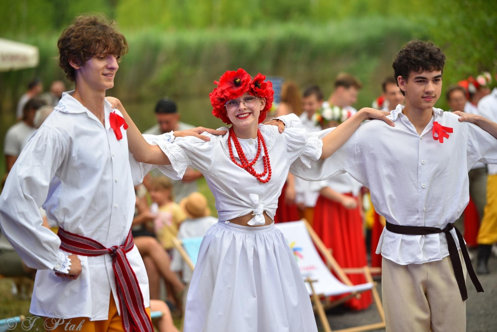 Zdjęcie w galerii na portalu naszraciborz.pl: Magiczna noc świętojańska nad Babiczokiem – debiut Babic, Nędzy i Łężczoka w Festiwalu Górnej Odry wiadomości z regionu
