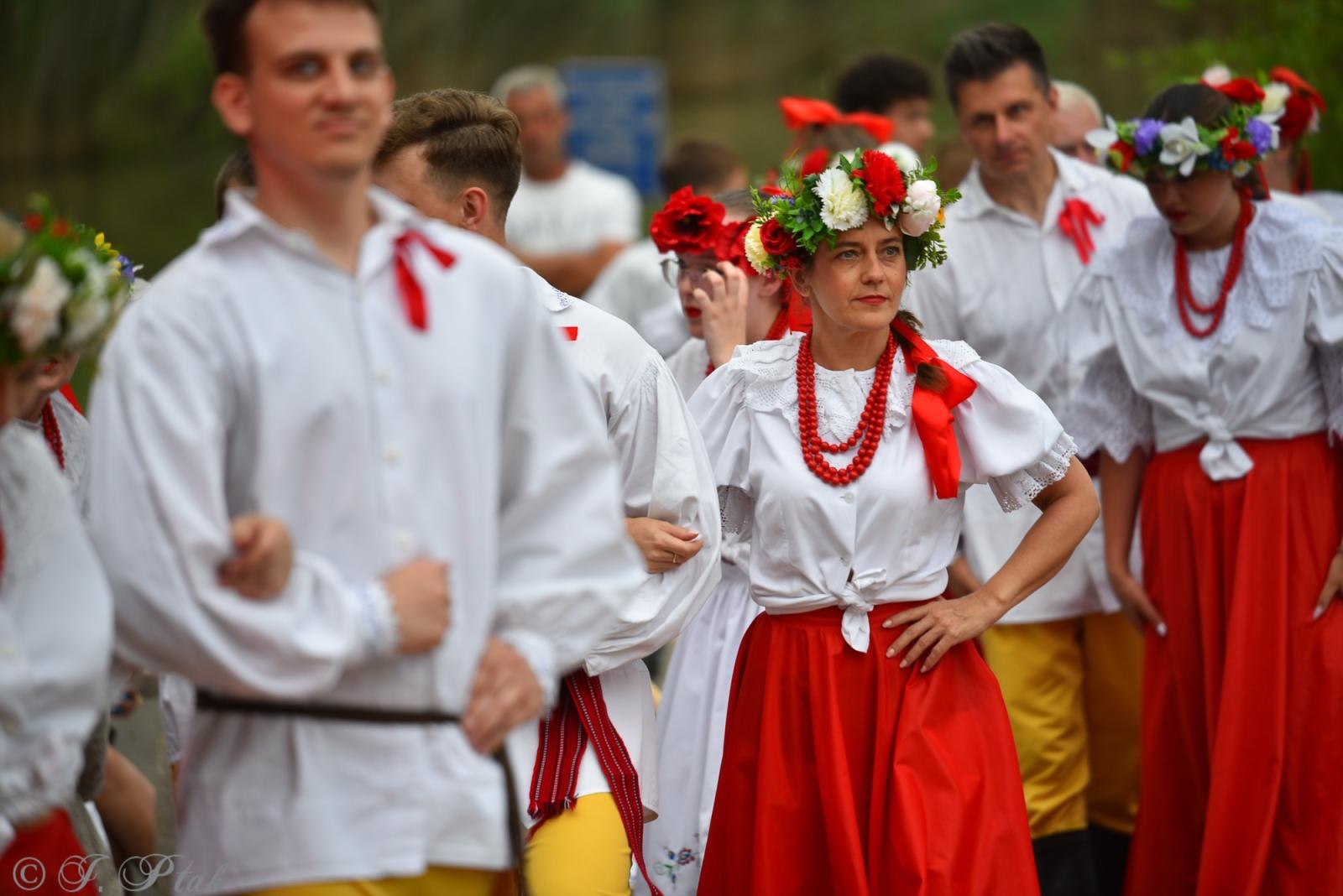 Zdjęcie w galerii na portalu naszraciborz.pl: Magiczna noc świętojańska nad Babiczokiem – debiut Babic, Nędzy i Łężczoka w Festiwalu Górnej Odry wiadomości z regionu