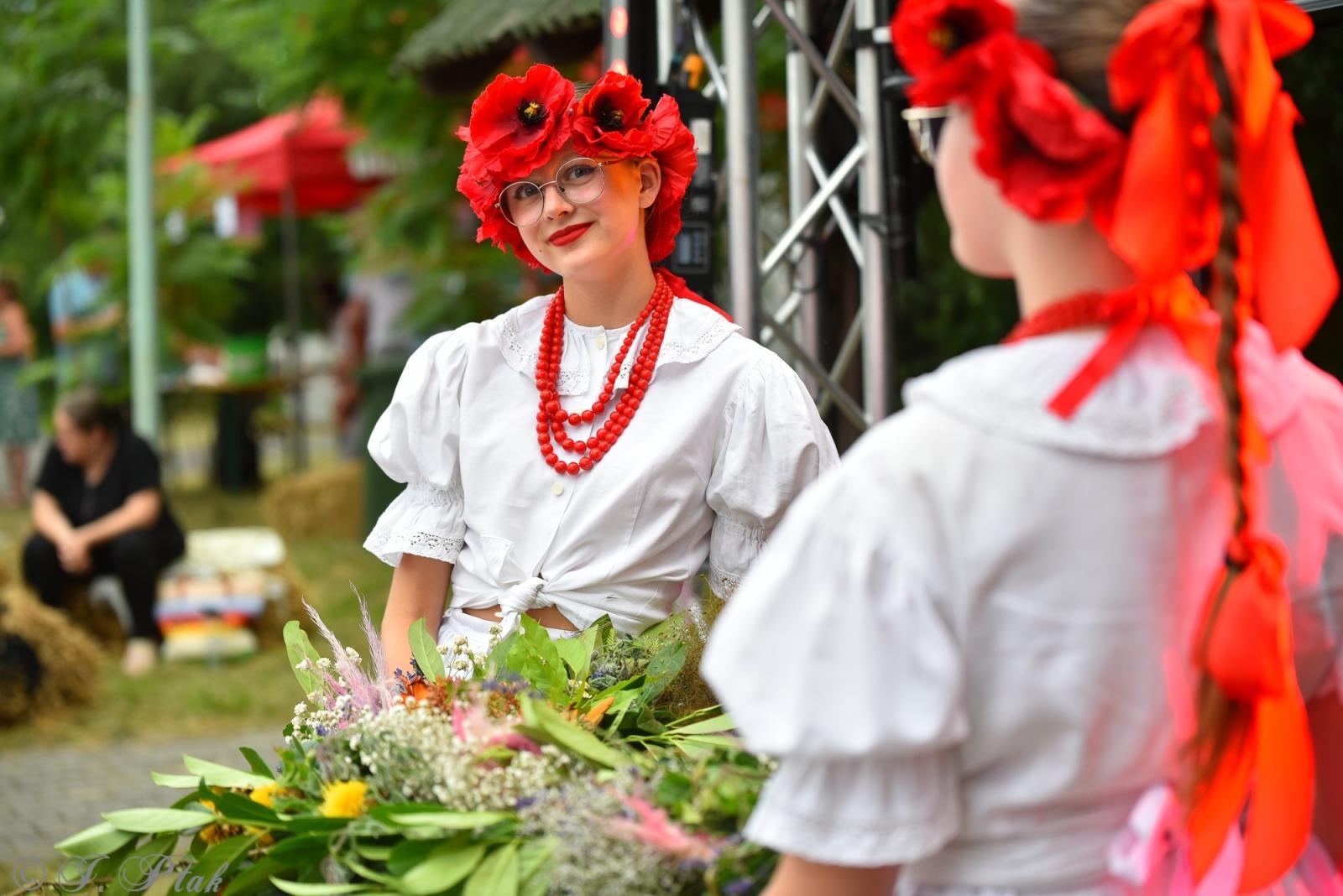 Zdjęcie w galerii na portalu naszraciborz.pl: Magiczna noc świętojańska nad Babiczokiem – debiut Babic, Nędzy i Łężczoka w Festiwalu Górnej Odry wiadomości z regionu