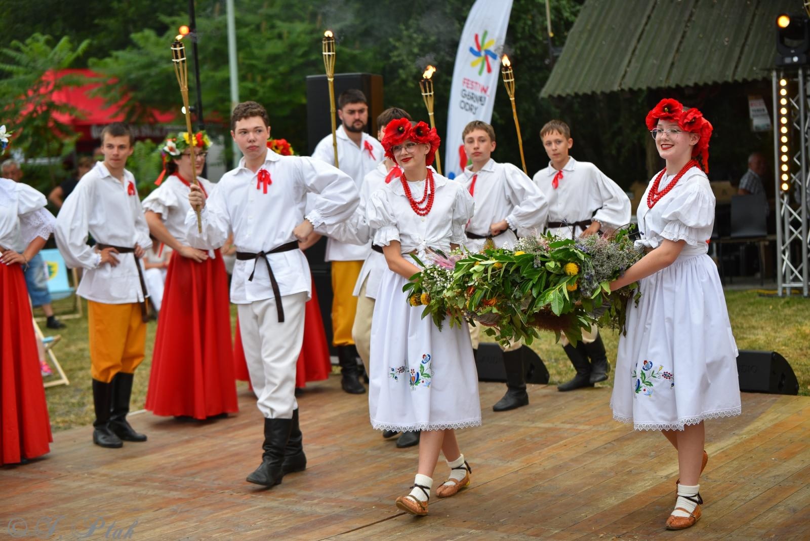 Zdjęcie w galerii na portalu naszraciborz.pl: Magiczna noc świętojańska nad Babiczokiem – debiut Babic, Nędzy i Łężczoka w Festiwalu Górnej Odry wiadomości z regionu