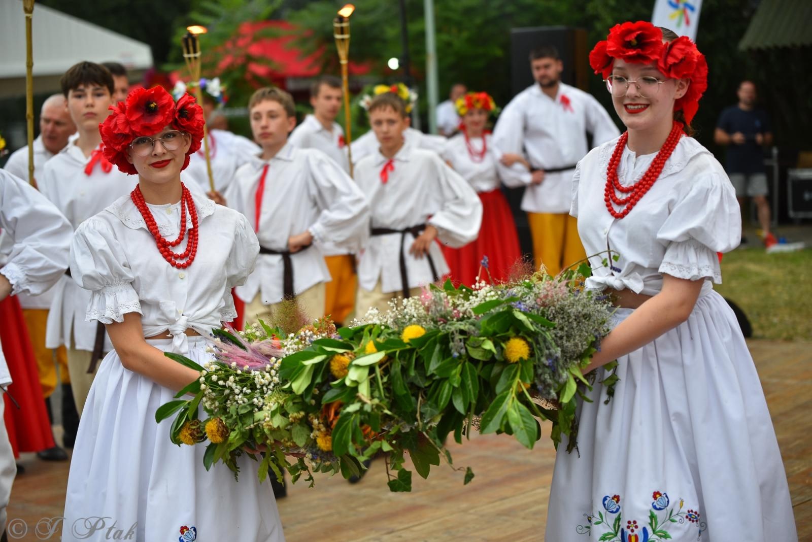 Zdjęcie w galerii na portalu naszraciborz.pl: Magiczna noc świętojańska nad Babiczokiem – debiut Babic, Nędzy i Łężczoka w Festiwalu Górnej Odry wiadomości z regionu