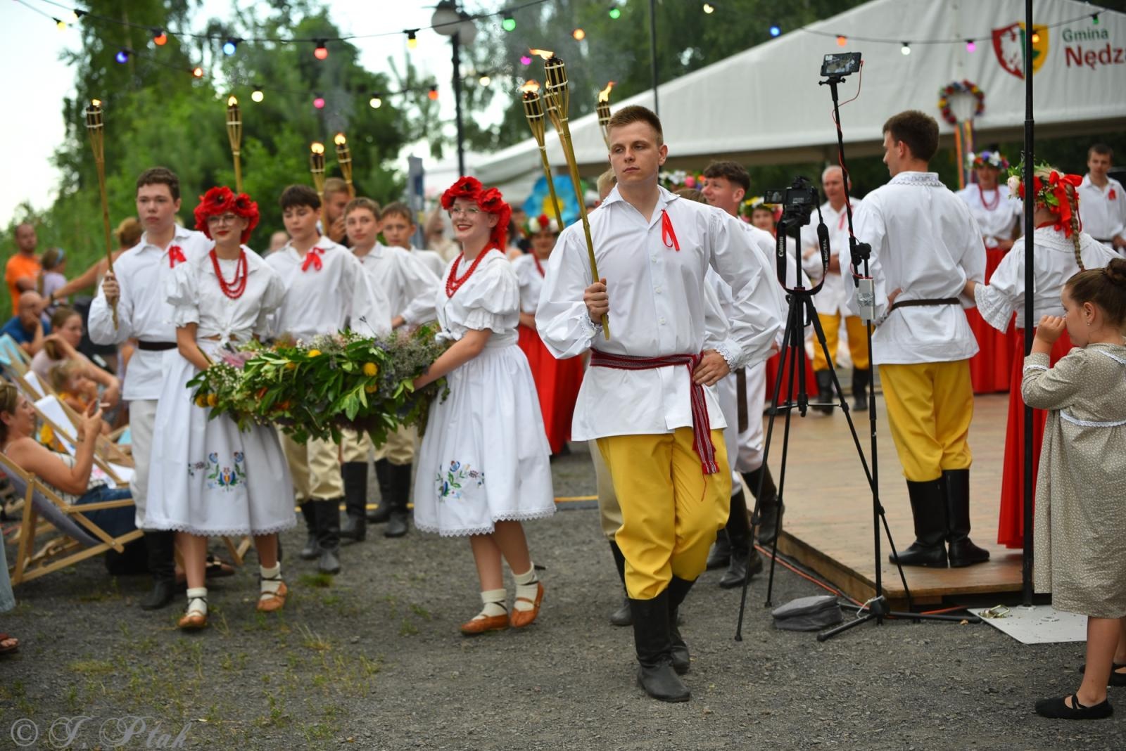 Zdjęcie w galerii na portalu naszraciborz.pl: Magiczna noc świętojańska nad Babiczokiem – debiut Babic, Nędzy i Łężczoka w Festiwalu Górnej Odry wiadomości z regionu