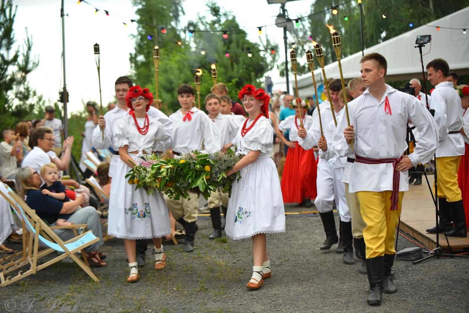 Zdjęcie w galerii na portalu naszraciborz.pl: Magiczna noc świętojańska nad Babiczokiem – debiut Babic, Nędzy i Łężczoka w Festiwalu Górnej Odry wiadomości z regionu