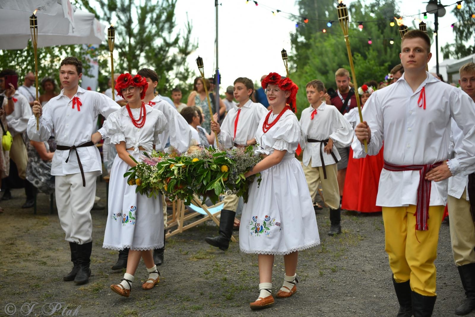 Zdjęcie w galerii na portalu naszraciborz.pl: Magiczna noc świętojańska nad Babiczokiem – debiut Babic, Nędzy i Łężczoka w Festiwalu Górnej Odry wiadomości z regionu