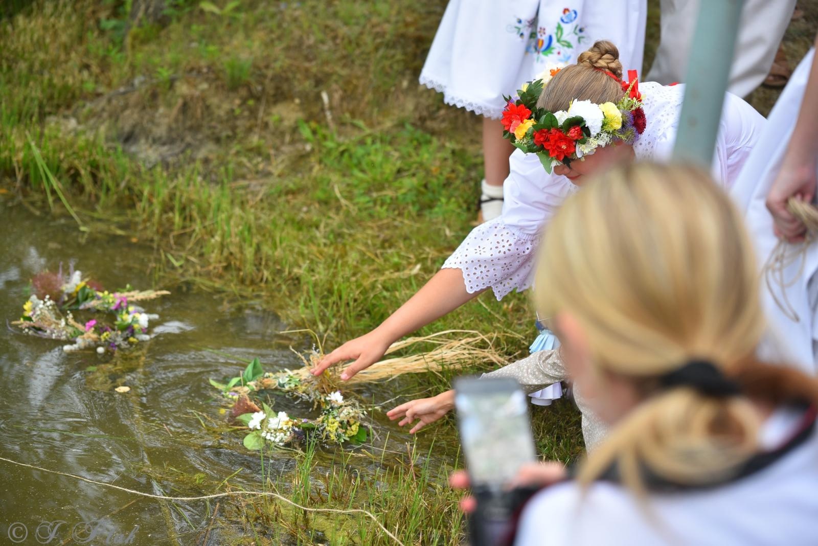 Zdjęcie w galerii na portalu naszraciborz.pl: Magiczna noc świętojańska nad Babiczokiem – debiut Babic, Nędzy i Łężczoka w Festiwalu Górnej Odry wiadomości z regionu