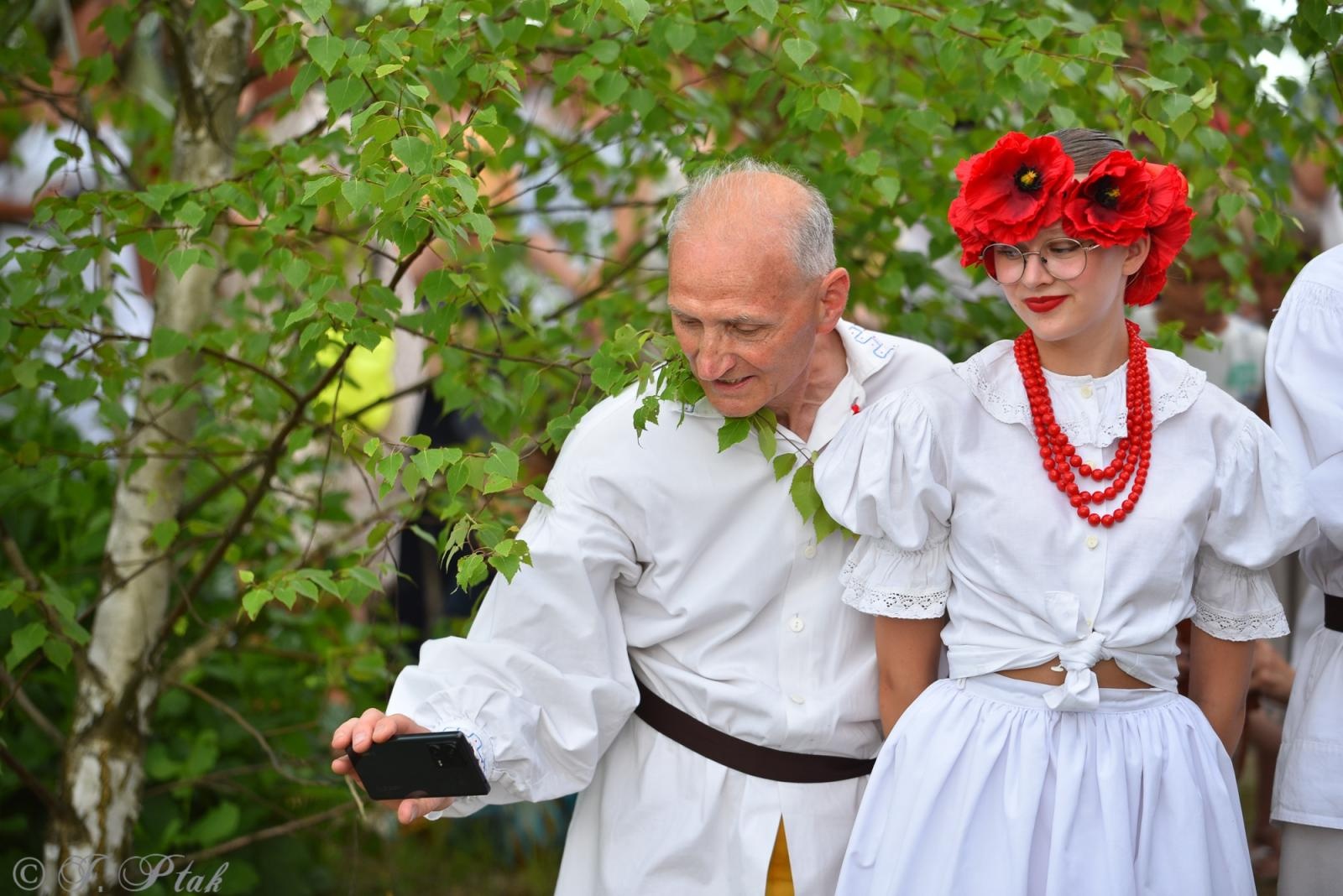 Zdjęcie w galerii na portalu naszraciborz.pl: Magiczna noc świętojańska nad Babiczokiem – debiut Babic, Nędzy i Łężczoka w Festiwalu Górnej Odry wiadomości z regionu