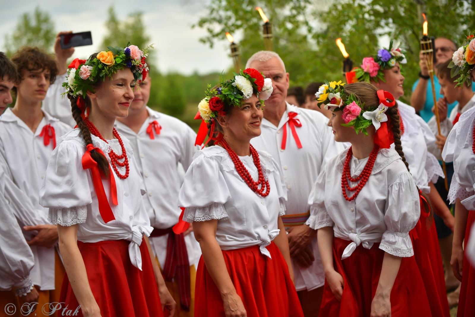 Zdjęcie w galerii na portalu naszraciborz.pl: Magiczna noc świętojańska nad Babiczokiem – debiut Babic, Nędzy i Łężczoka w Festiwalu Górnej Odry wiadomości z regionu