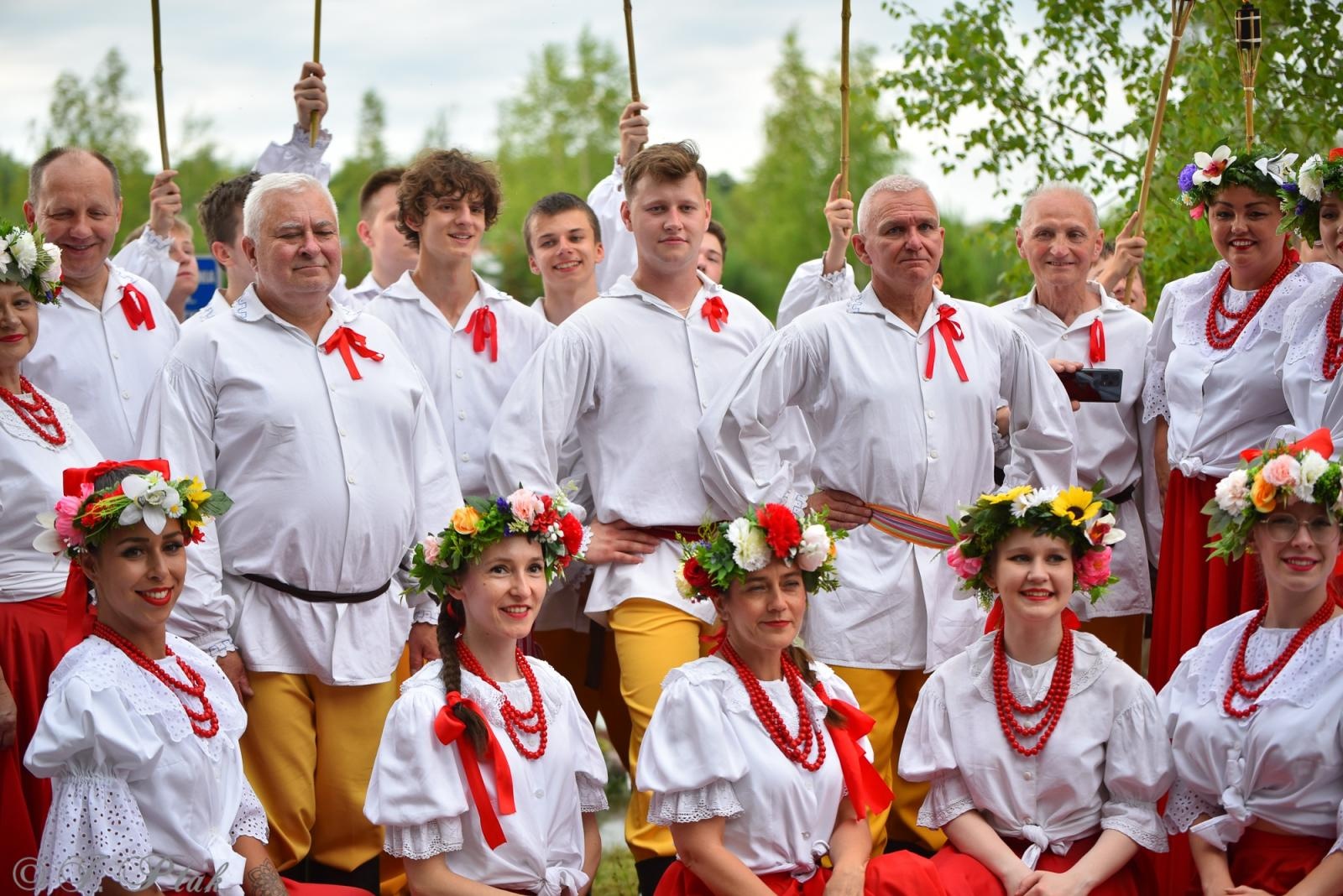 Zdjęcie w galerii na portalu naszraciborz.pl: Magiczna noc świętojańska nad Babiczokiem – debiut Babic, Nędzy i Łężczoka w Festiwalu Górnej Odry wiadomości z regionu