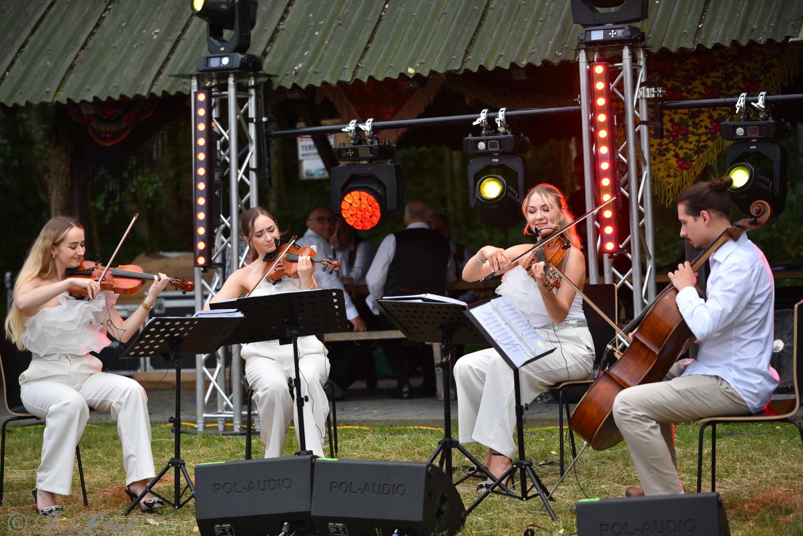 Zdjęcie w galerii na portalu naszraciborz.pl: Magiczna noc świętojańska nad Babiczokiem – debiut Babic, Nędzy i Łężczoka w Festiwalu Górnej Odry wiadomości z regionu