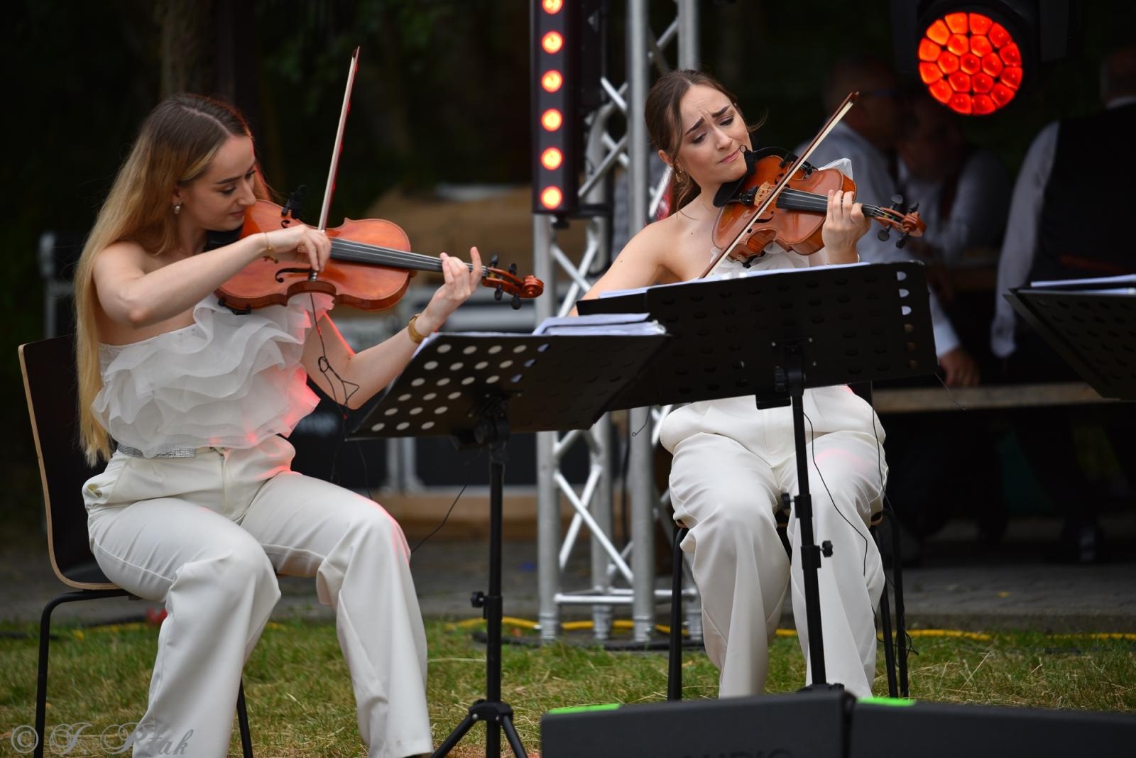Zdjęcie w galerii na portalu naszraciborz.pl: Magiczna noc świętojańska nad Babiczokiem – debiut Babic, Nędzy i Łężczoka w Festiwalu Górnej Odry wiadomości z regionu