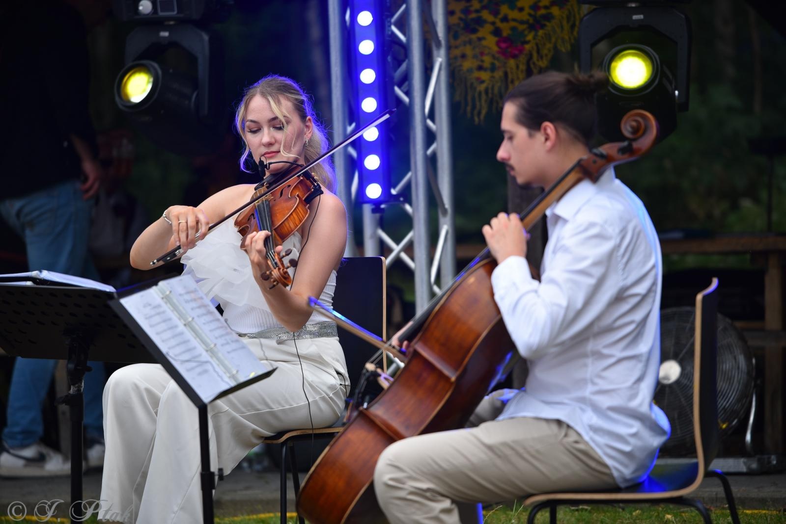 Zdjęcie w galerii na portalu naszraciborz.pl: Magiczna noc świętojańska nad Babiczokiem – debiut Babic, Nędzy i Łężczoka w Festiwalu Górnej Odry wiadomości z regionu