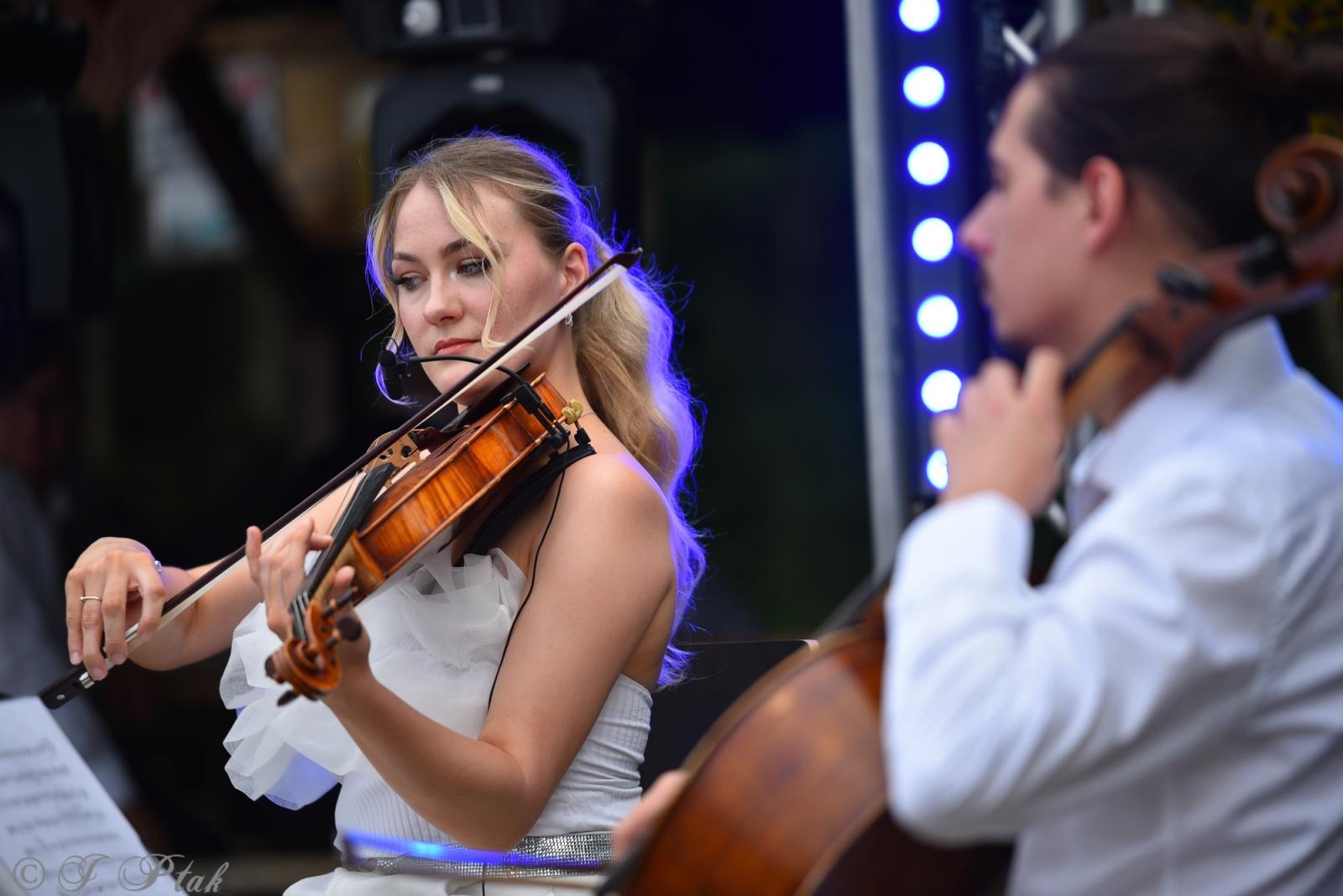 Zdjęcie w galerii na portalu naszraciborz.pl: Magiczna noc świętojańska nad Babiczokiem – debiut Babic, Nędzy i Łężczoka w Festiwalu Górnej Odry wiadomości z regionu