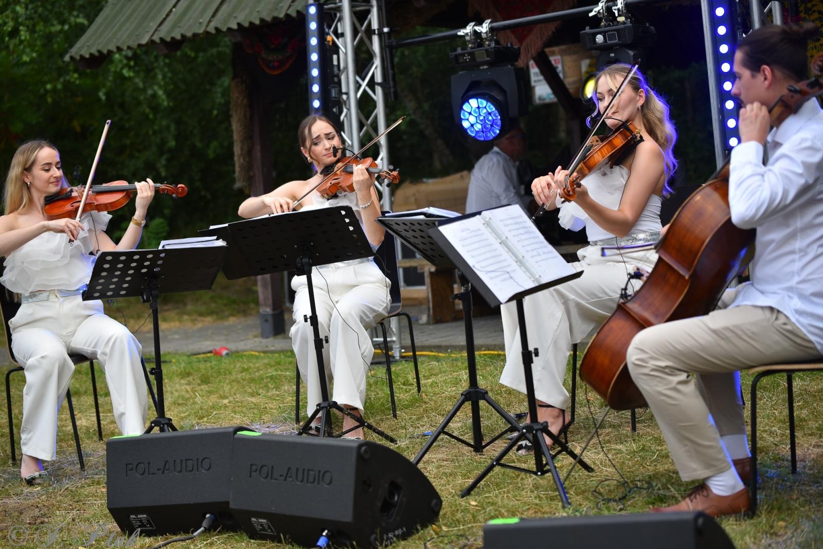 Zdjęcie w galerii na portalu naszraciborz.pl: Magiczna noc świętojańska nad Babiczokiem – debiut Babic, Nędzy i Łężczoka w Festiwalu Górnej Odry wiadomości z regionu