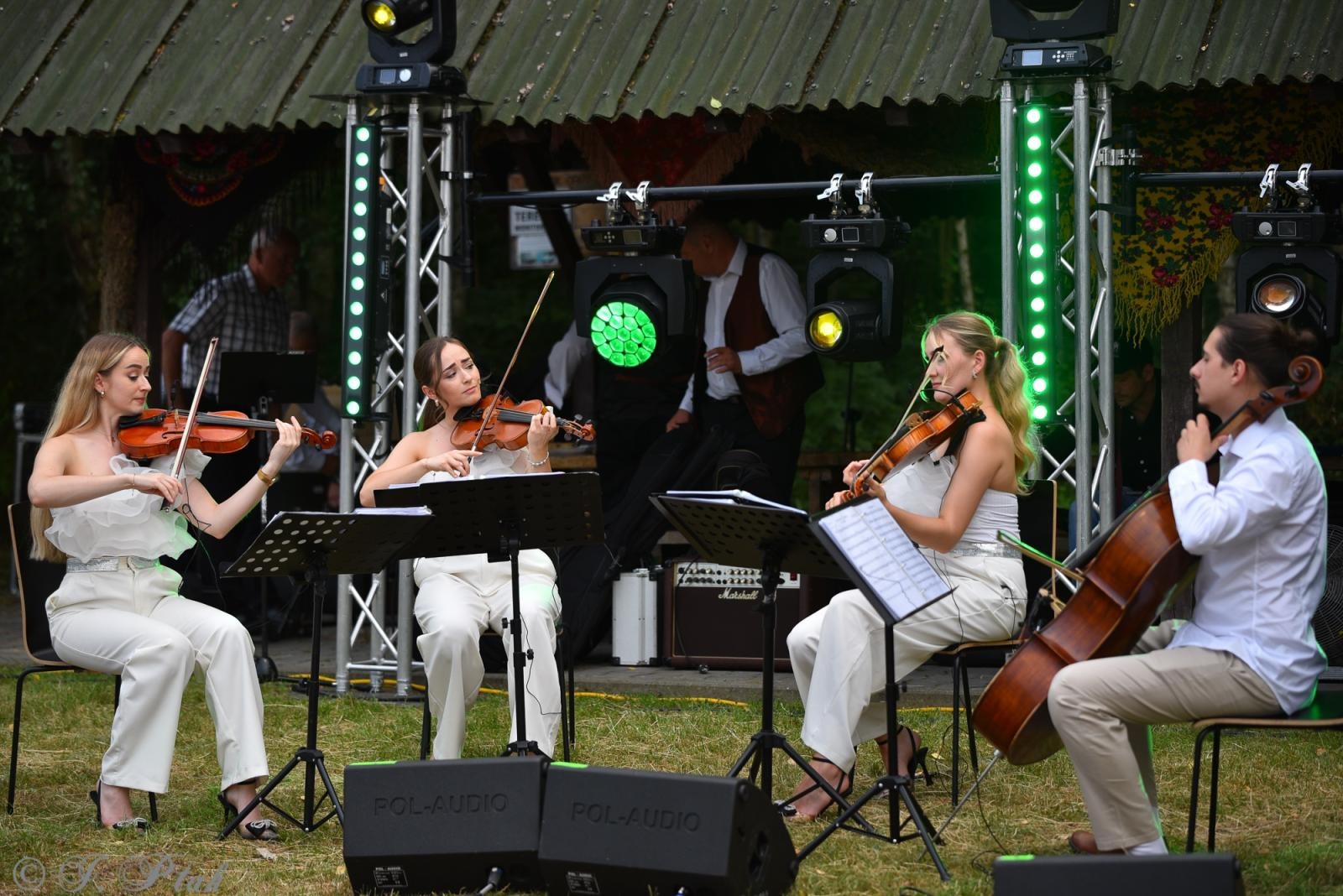 Zdjęcie w galerii na portalu naszraciborz.pl: Magiczna noc świętojańska nad Babiczokiem – debiut Babic, Nędzy i Łężczoka w Festiwalu Górnej Odry wiadomości z regionu