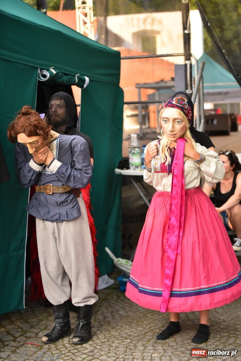 Zdjęcie w galerii na portalu naszraciborz.pl: Cyrk, ogień i serce Don Juana – nowa energia w murach Zamku Piastowskiego wiadomości z regionu