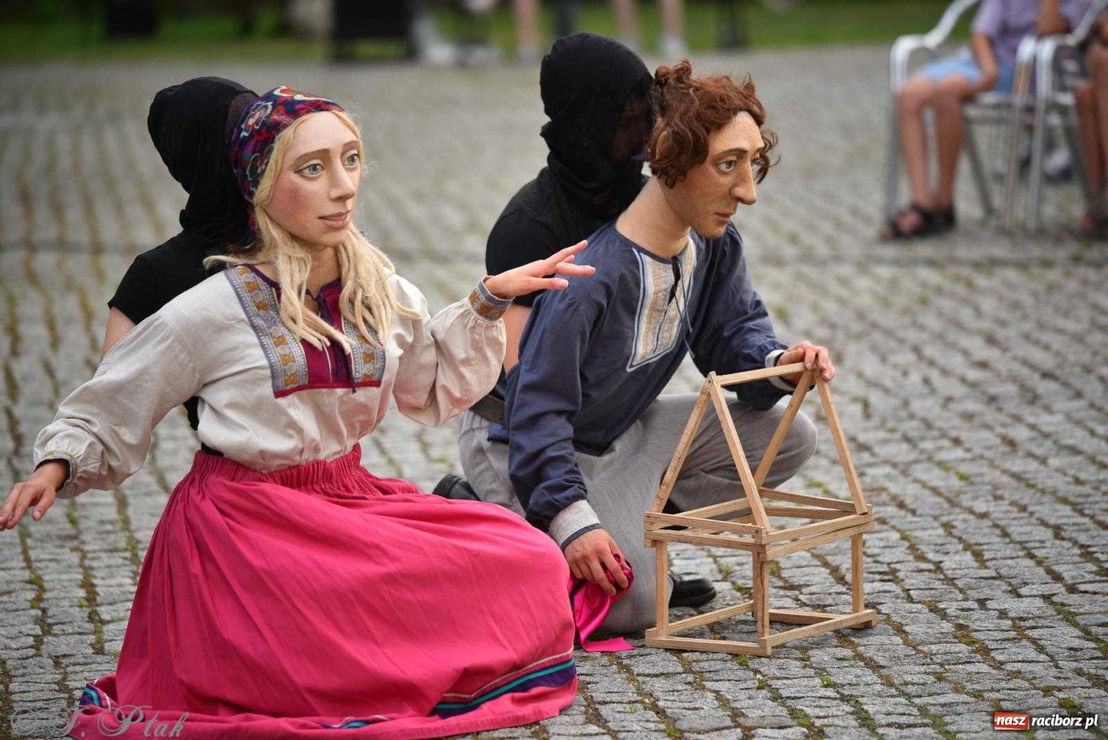 Zdjęcie w galerii na portalu naszraciborz.pl: Cyrk, ogień i serce Don Juana – nowa energia w murach Zamku Piastowskiego wiadomości z regionu