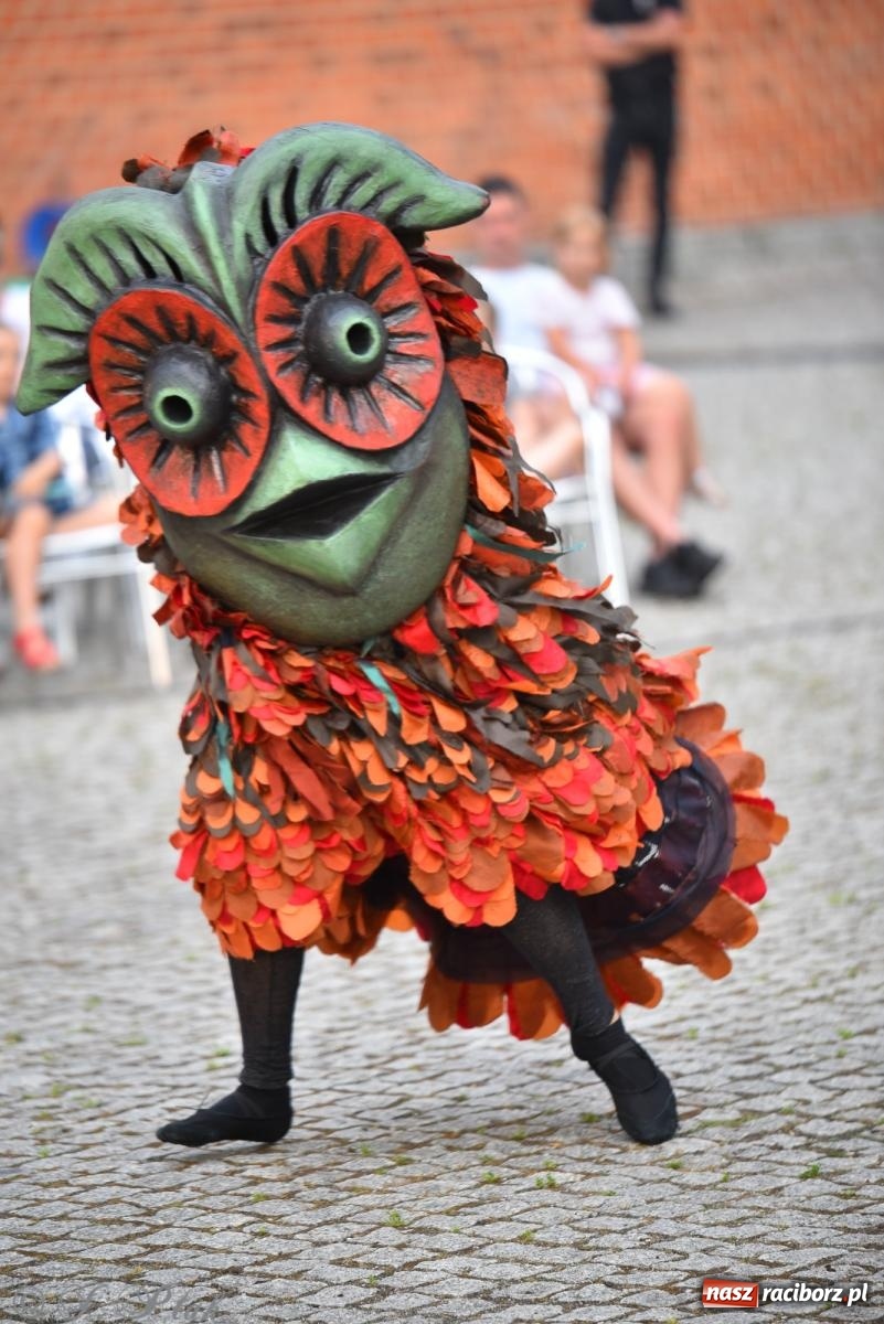 Zdjęcie w galerii na portalu naszraciborz.pl: Cyrk, ogień i serce Don Juana – nowa energia w murach Zamku Piastowskiego wiadomości z regionu