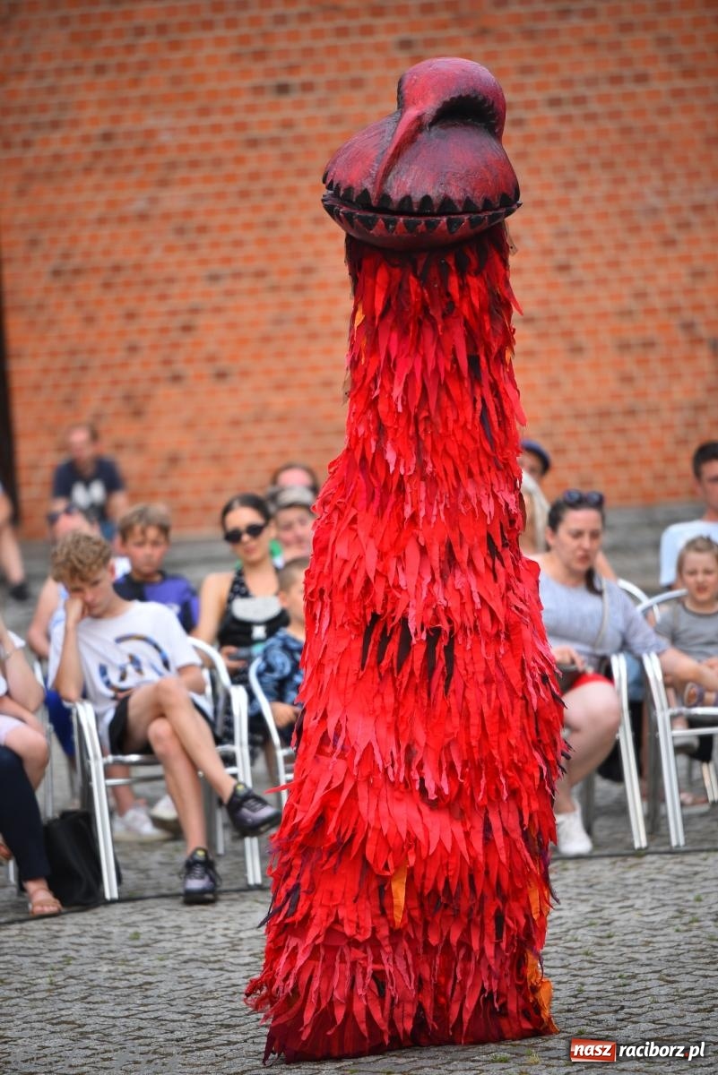 Zdjęcie w galerii na portalu naszraciborz.pl: Cyrk, ogień i serce Don Juana – nowa energia w murach Zamku Piastowskiego wiadomości z regionu