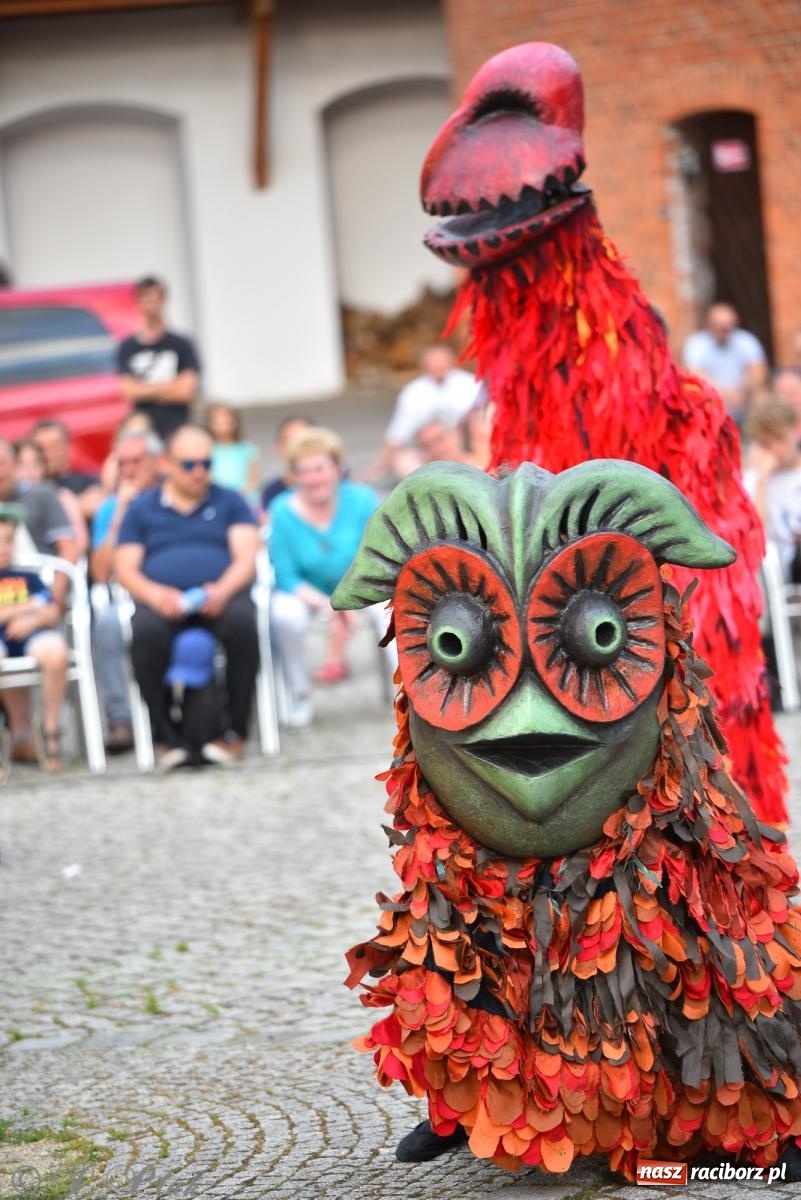 Zdjęcie w galerii na portalu naszraciborz.pl: Cyrk, ogień i serce Don Juana – nowa energia w murach Zamku Piastowskiego wiadomości z regionu