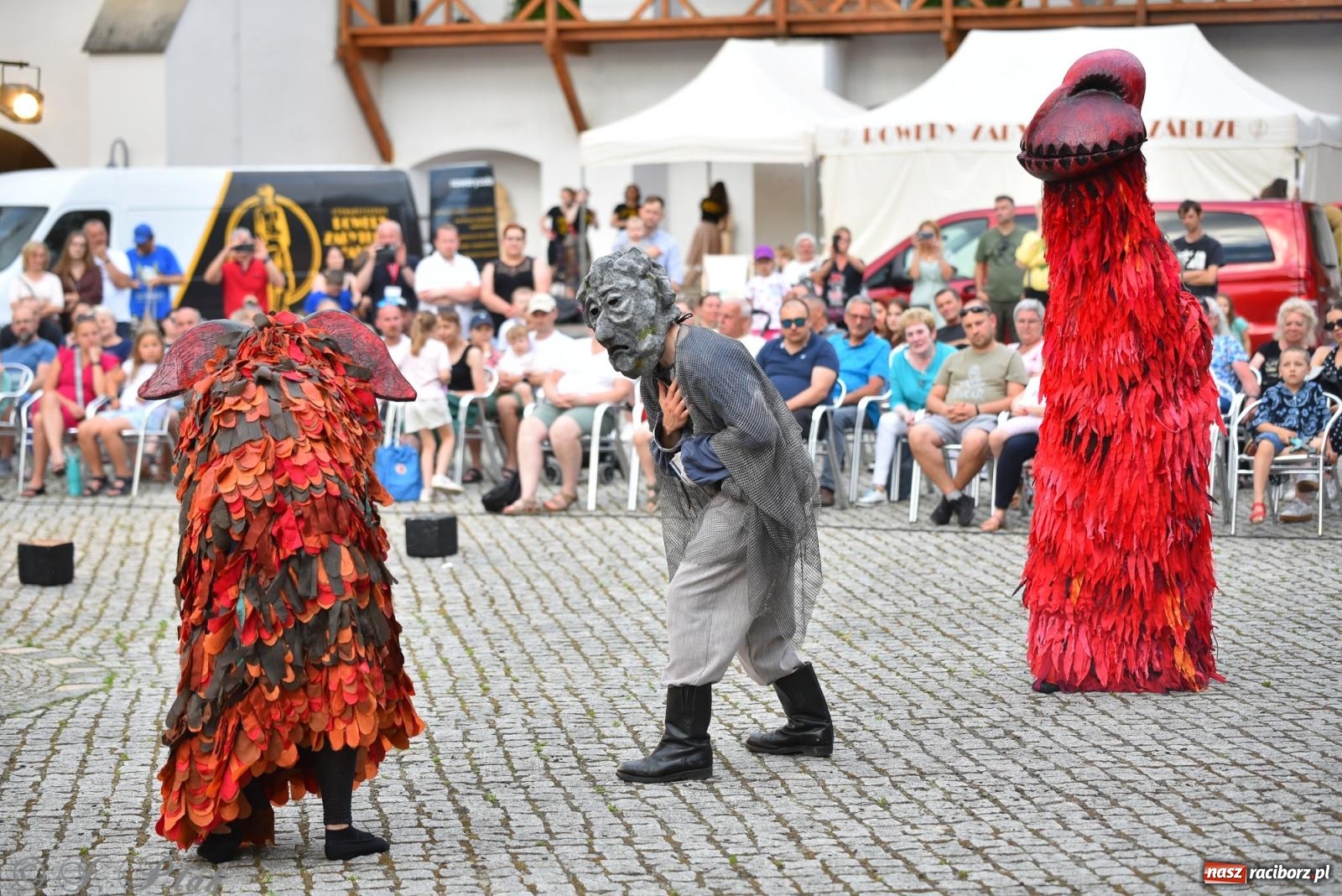 Zdjęcie w galerii na portalu naszraciborz.pl: Cyrk, ogień i serce Don Juana – nowa energia w murach Zamku Piastowskiego wiadomości z regionu