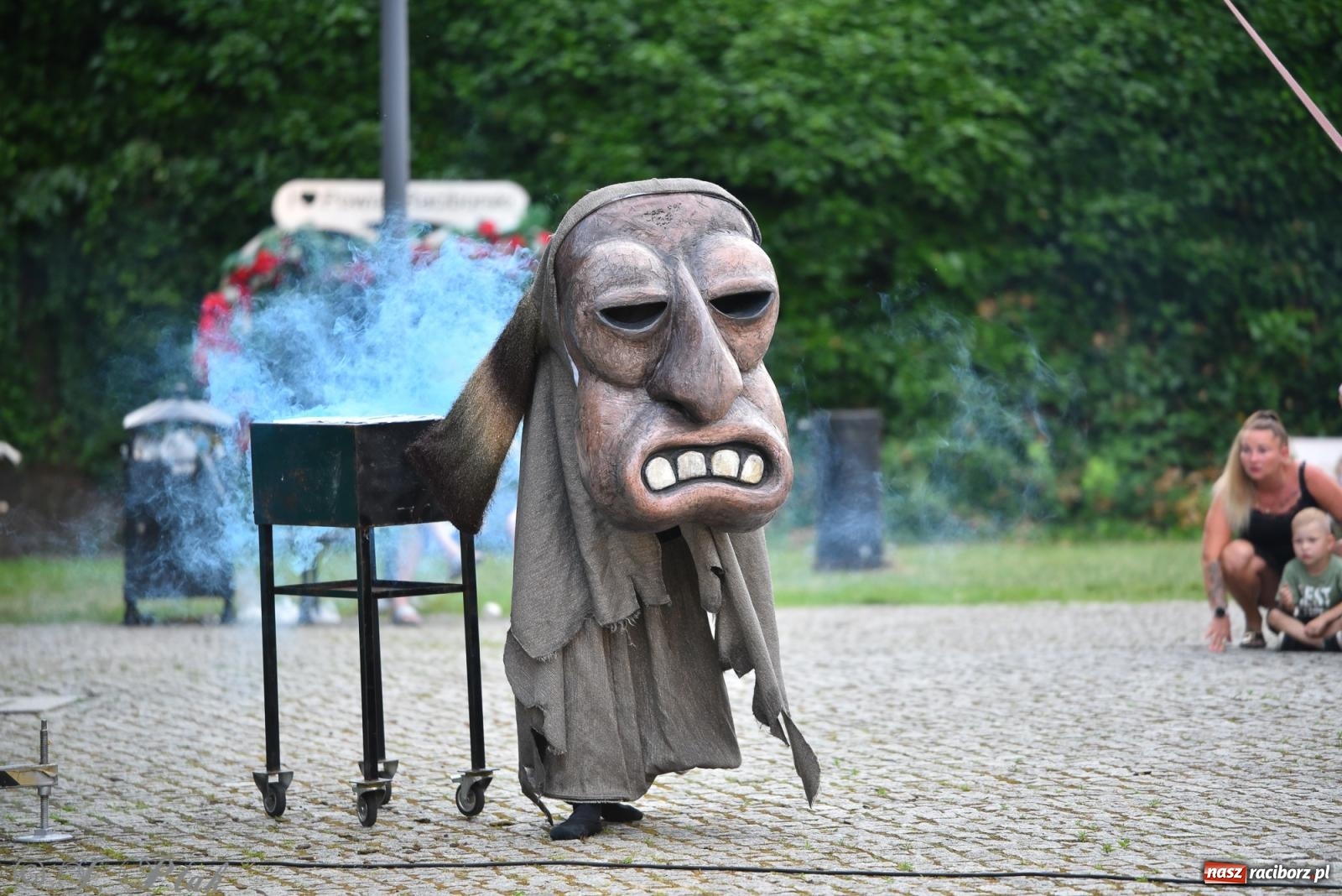 Zdjęcie w galerii na portalu naszraciborz.pl: Cyrk, ogień i serce Don Juana – nowa energia w murach Zamku Piastowskiego wiadomości z regionu