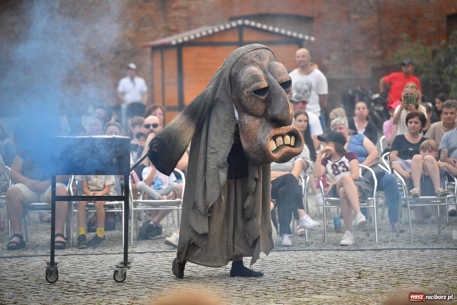 Zdjęcie w galerii na portalu naszraciborz.pl: Cyrk, ogień i serce Don Juana – nowa energia w murach Zamku Piastowskiego wiadomości z regionu