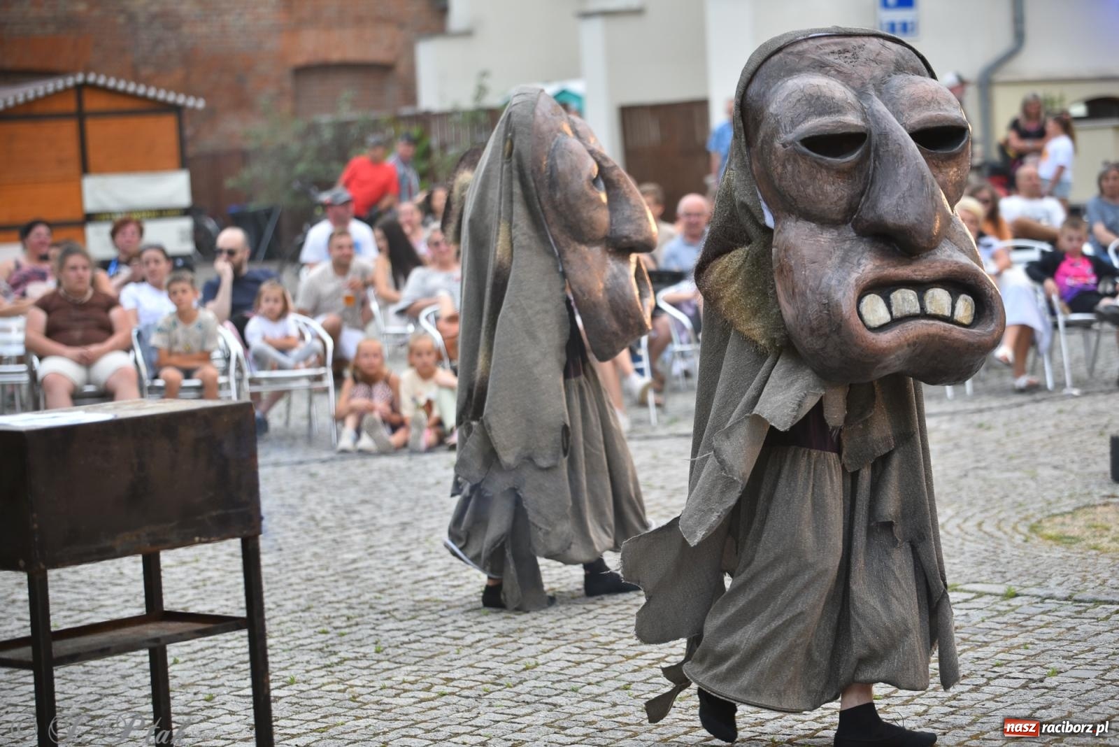 Zdjęcie w galerii na portalu naszraciborz.pl: Cyrk, ogień i serce Don Juana – nowa energia w murach Zamku Piastowskiego wiadomości z regionu