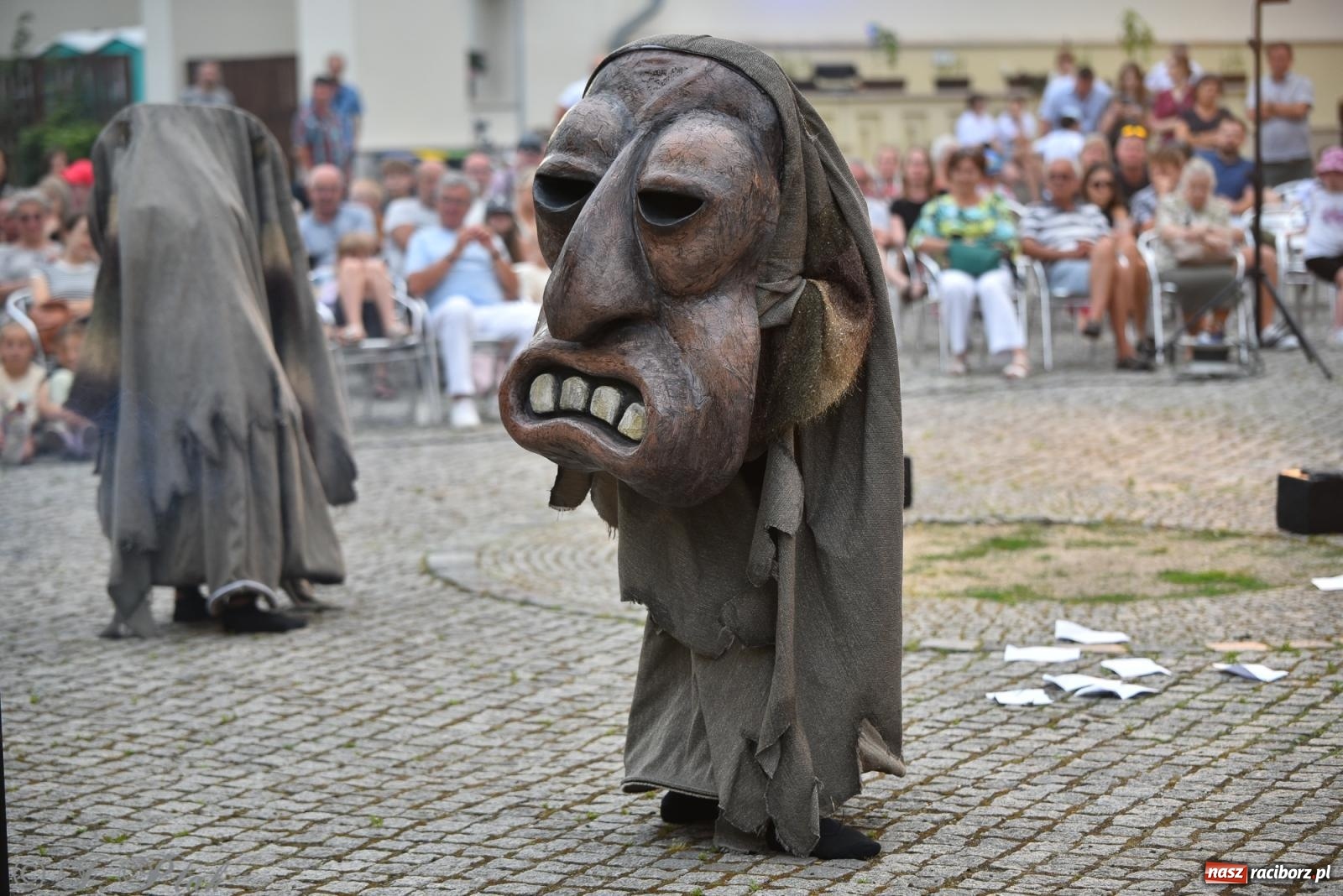 Zdjęcie w galerii na portalu naszraciborz.pl: Cyrk, ogień i serce Don Juana – nowa energia w murach Zamku Piastowskiego wiadomości z regionu